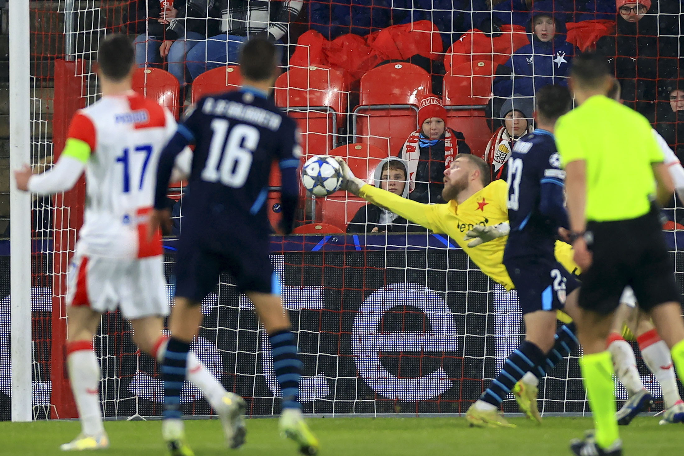 Slaviako Stanek atezaina geldiketa ikusgarrietako bat egiten. MARTIN DIVISEK / EFE