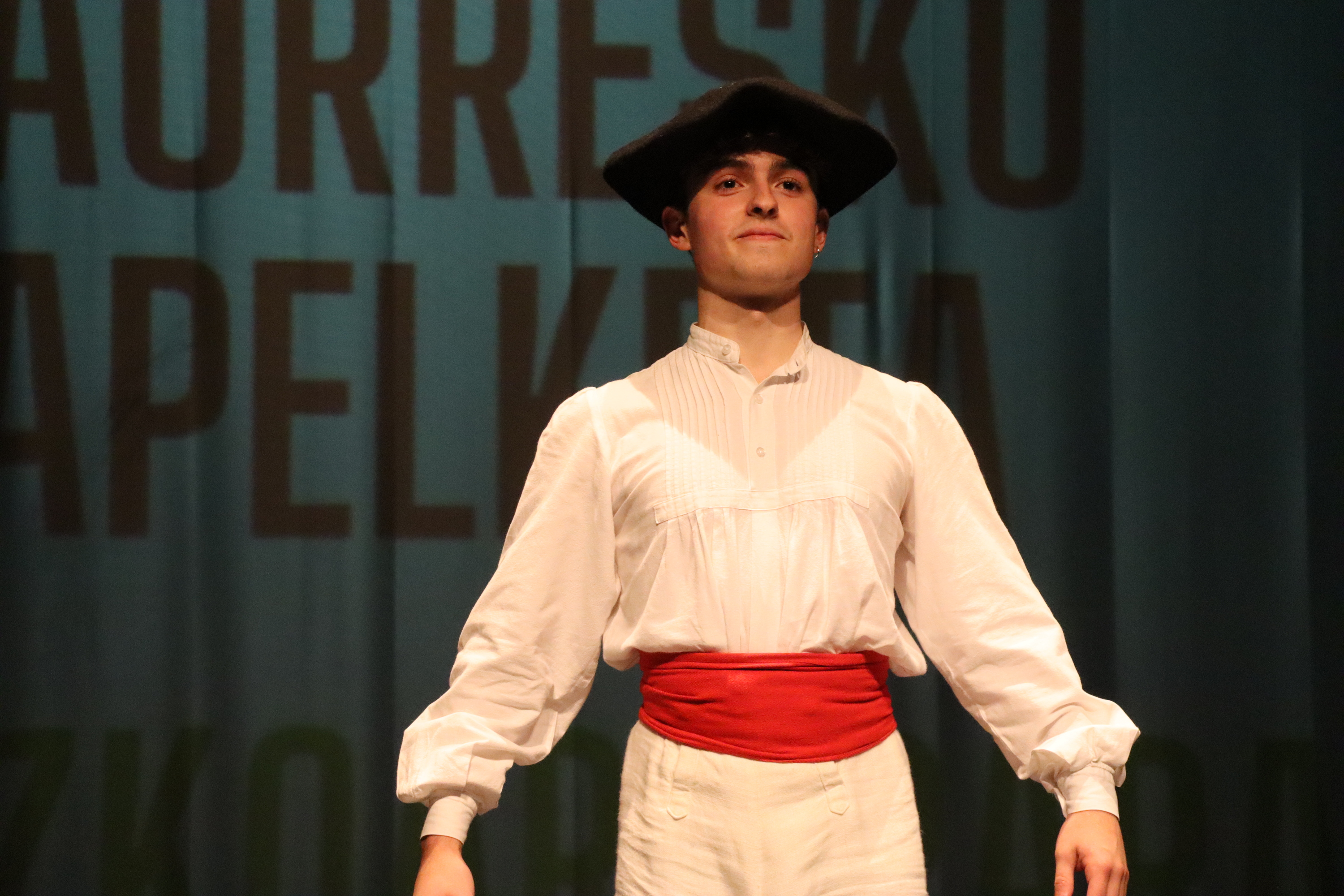 Mattin Etxebeste, 2024ko Euskal Herriko VII. Aurresku Txapelketa Nagusiko irabazlea. GIPUZKOAKO EUSKAL DANTZARIEN BILTZARRA