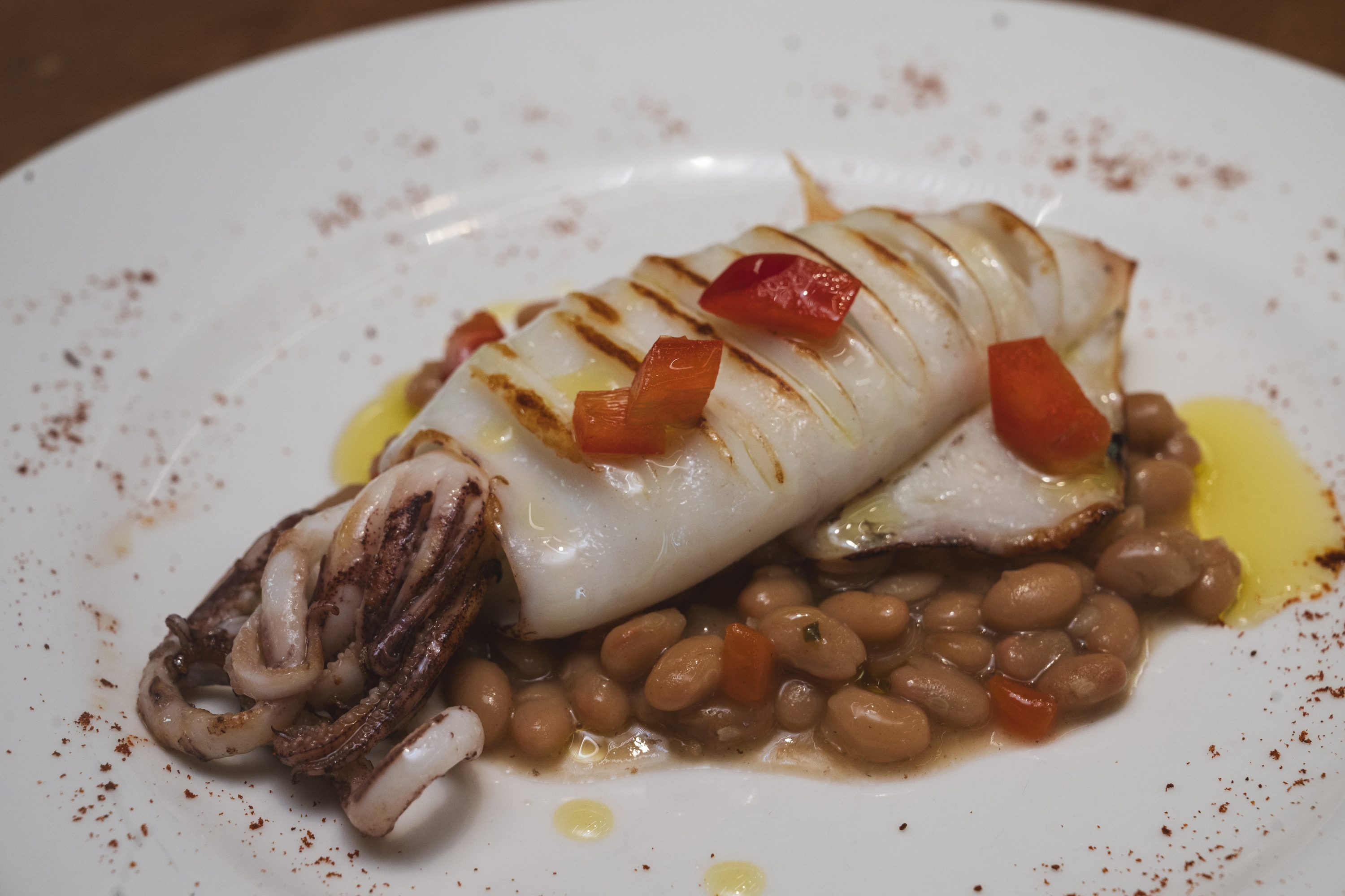 Nafarroako babarrun zuriak eta txipiroia. GORKA RUBIO / FOKU