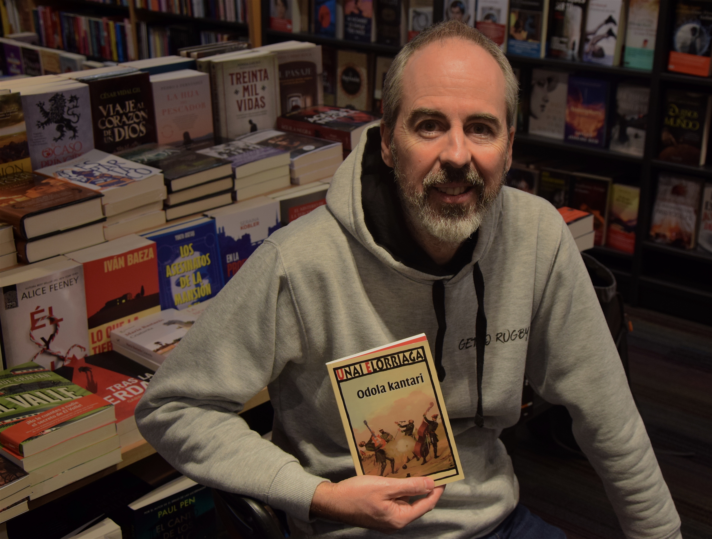 Unai Elorriaga idazlea, 'Odola kantari' liburua aurkezten. IÑIGO ASTIZ