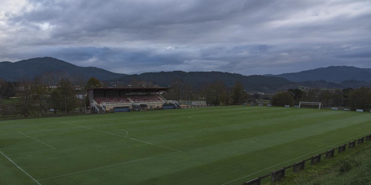 Jata eta Sollube mendiak, Gatikako futbol zelaitik ikusita, artxiboko irudi batean. ARITZ LOIOLA / FOKU