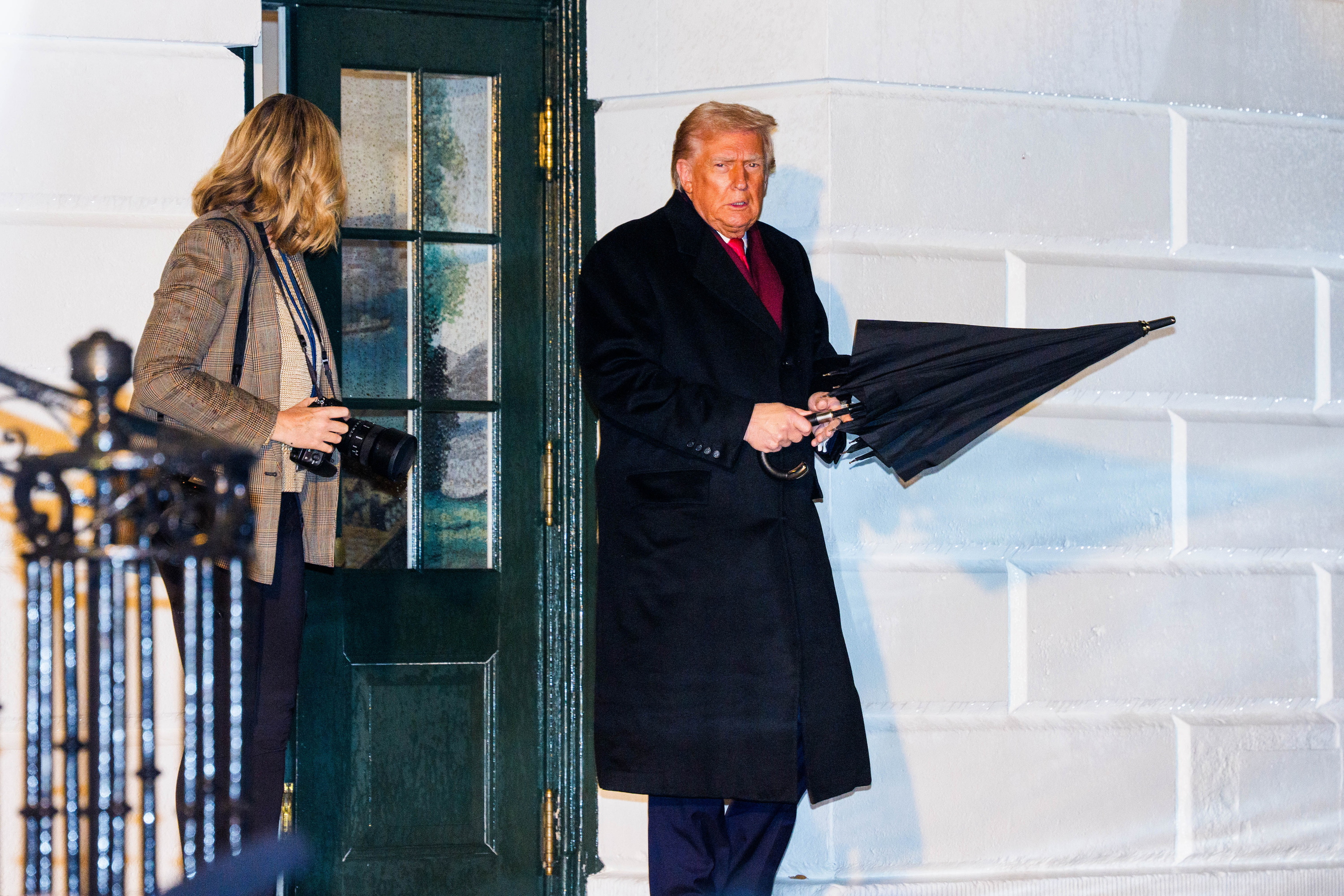 Donald Trump goizaldean Etxe Zuritik ateratzen, 'Air Force One'-an sartu aurretik. AARON SCHAWARTZ / EFE