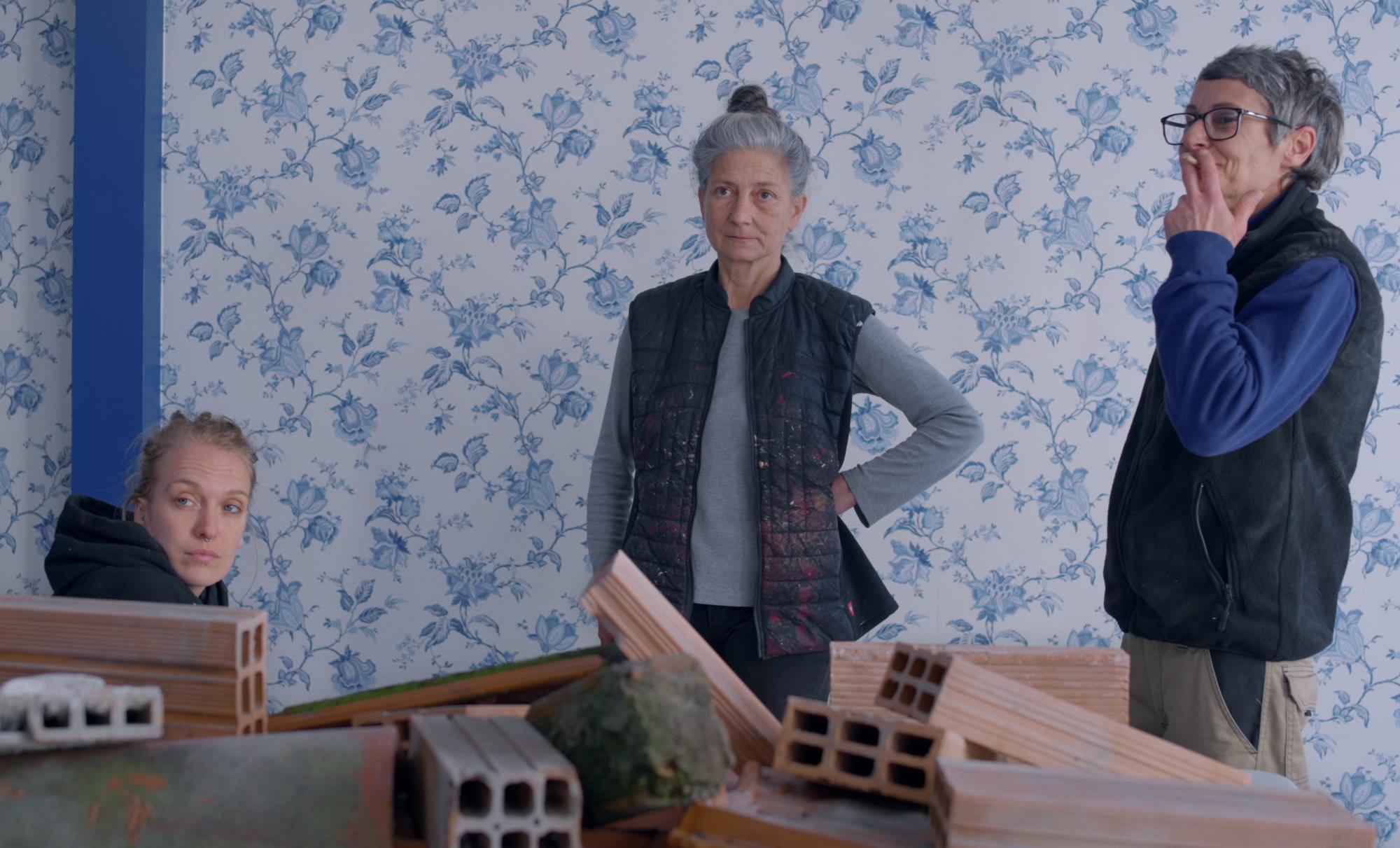 Yulia van der Bom, Beatriz Silva eta Rakel Garcia, 'Llámame Sinsorga' dokumentalean. AL BORDE FILMS Yulia van der Bom, Beatriz Silva eta Rakel Garcia, 'Llámame Sinsorga' dokumentalean. AL BORDE FILMS