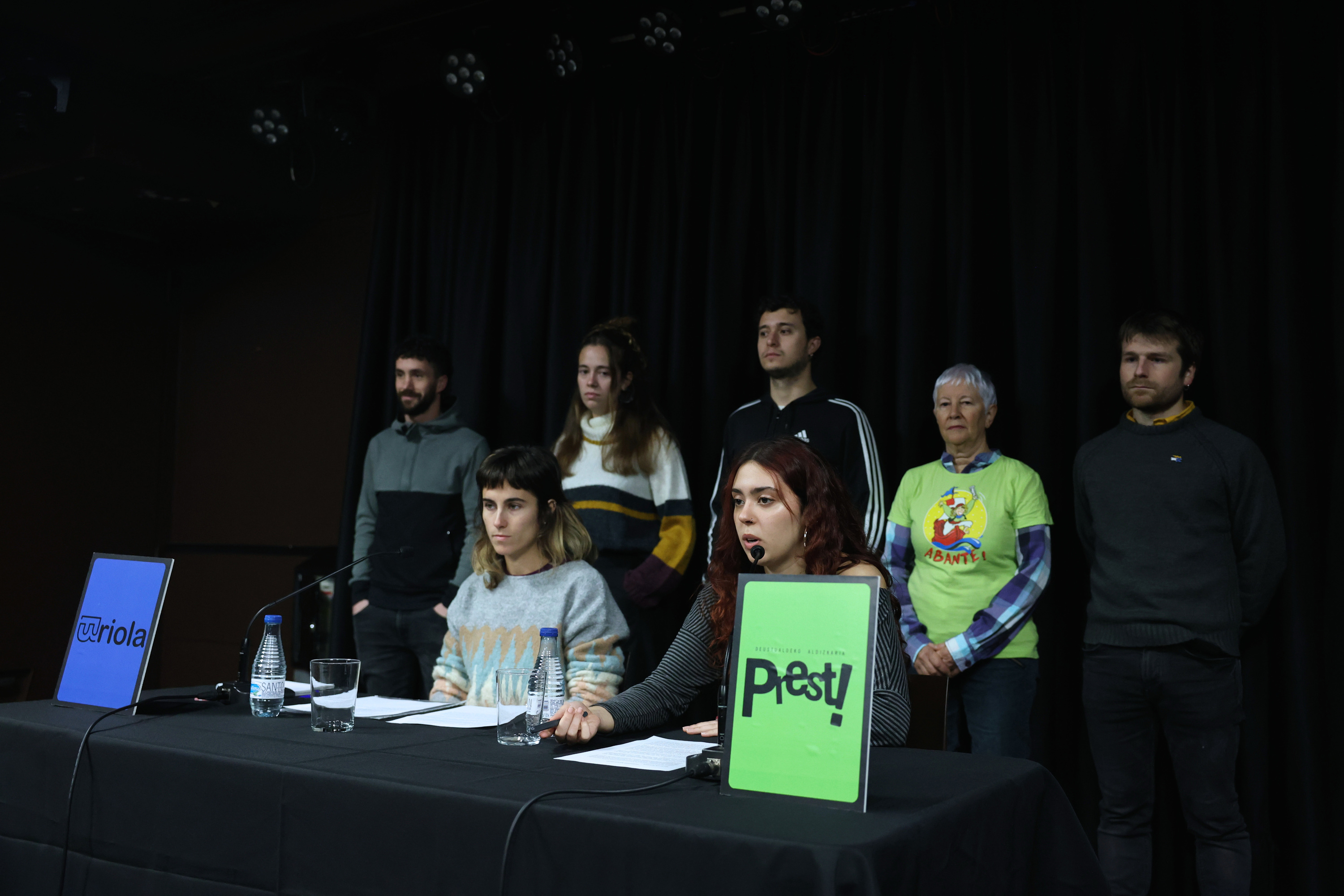 Jone Gartzia eta Idurre Villanueva, aurrean, eta Berbaizu euskara elkarteko eta Hor Dago Abante konpartsako ordezkariak atzean, gaur, Bilboko Kafe Antzokian eman duten prentsaurrekoan. OSKAR MATXIN EDESA / FOKU