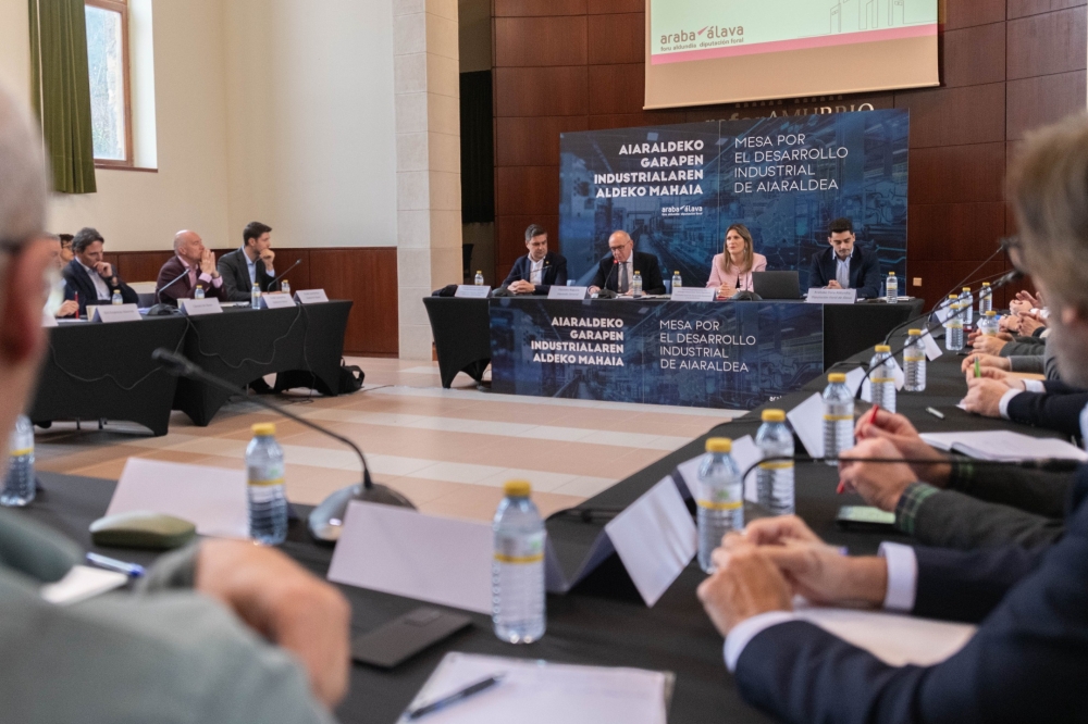 Aiaraldeko industria garatzeko mahaiaren lehen bilera, gaur goizean, Amurrioko El Reforren. ARABAKO FORU ALDUNDIA Aiaraldeko industria garatzeko mahaiaren lehen bilera, gaur goizean, Amurrioko El Reforren. ARABAKO FORU ALDUNDIA