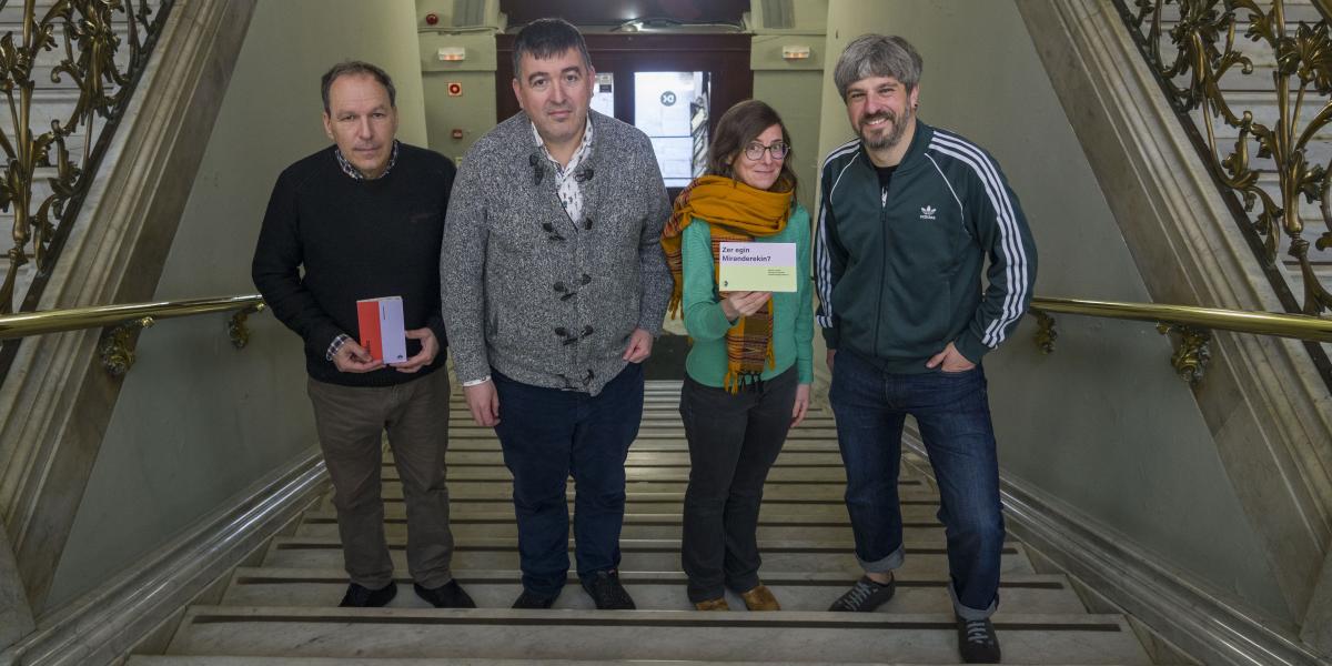 Markos Zapiain, Santi Leone, Katixa Dolhare eta Gorka Bereziartua, 'Ni laiko' eta 'Zer egin Miranderekin?' liburuen aurkezpenean. JON URBE/FOKU