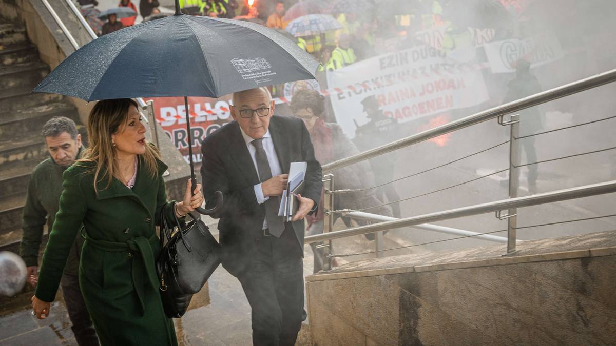 Protesta artean sartu da bilkurara Ramiro Gonzalez ahaldun nagusia. AIARALDEA.EUS