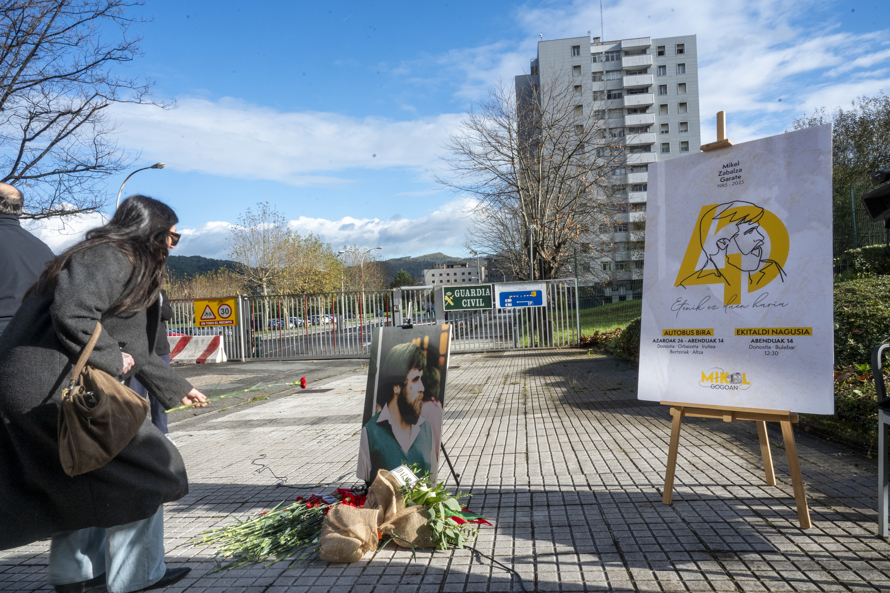 Mikel Zabalza oroitzeko ekitaldia, gaur, Intxaurrondoko kuartelaren aurrean. GORKA RUBIO / FOKU