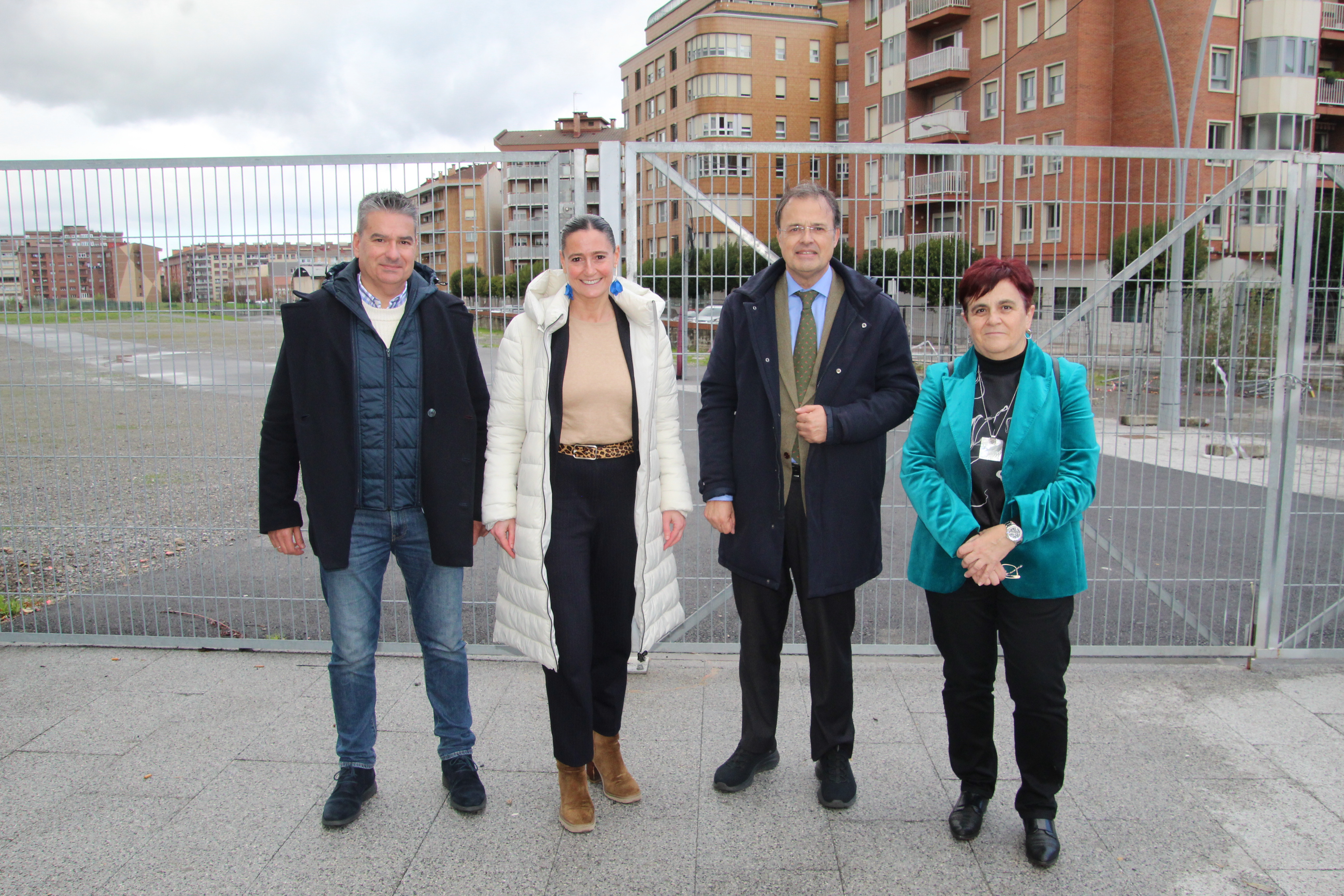 Eusko Jaurlaritzako eta Durangoko Udaleko ordezkariak, gaur, Durangoko bereizmen handiko zentroa eraikiko duten orubean. BERRIA