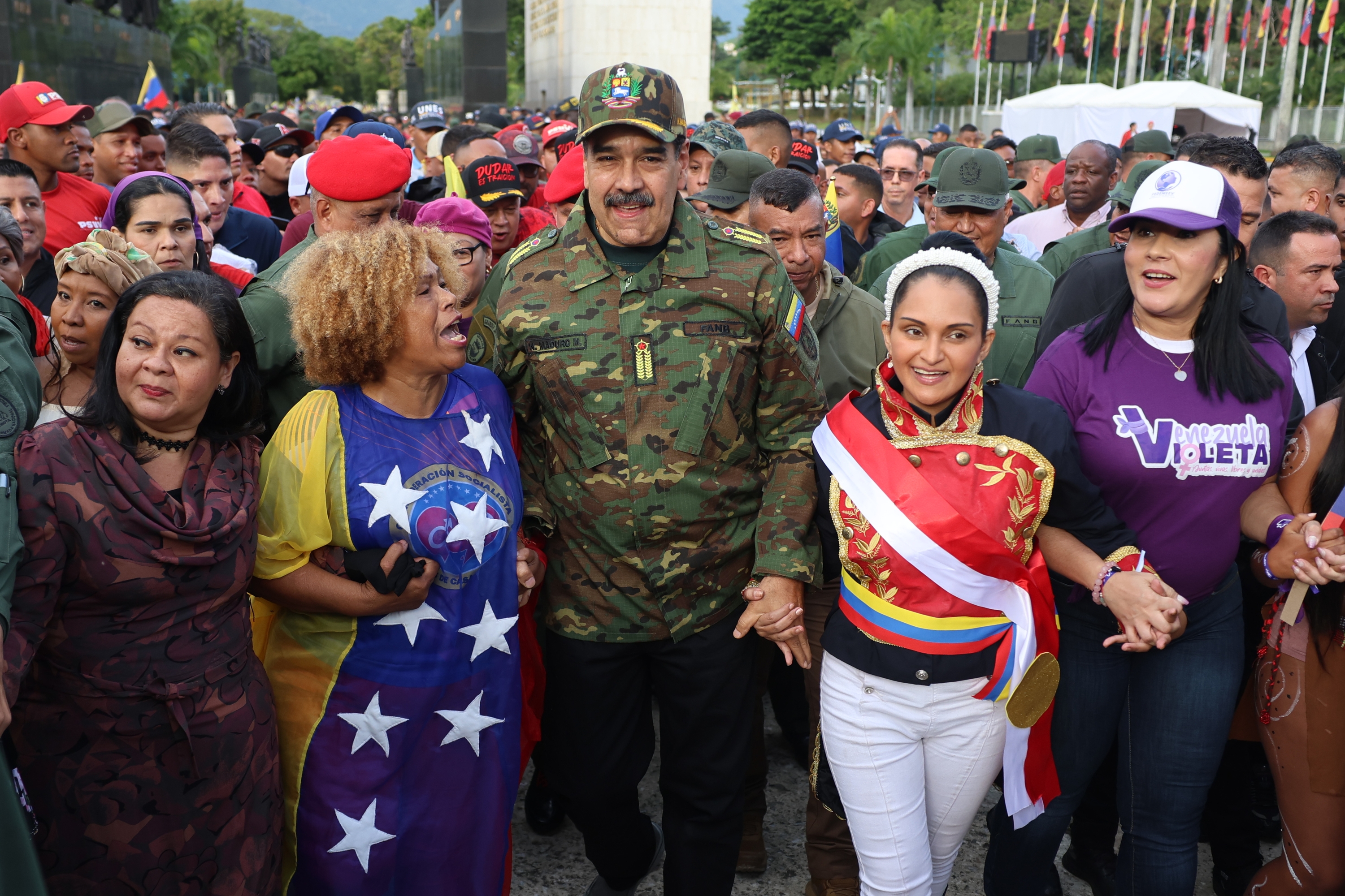 Nicolas Maduro, atzo, Caracasen egindako martxan, herritarrez lagunduta. MIGUEL GUTIERREZ/EFE