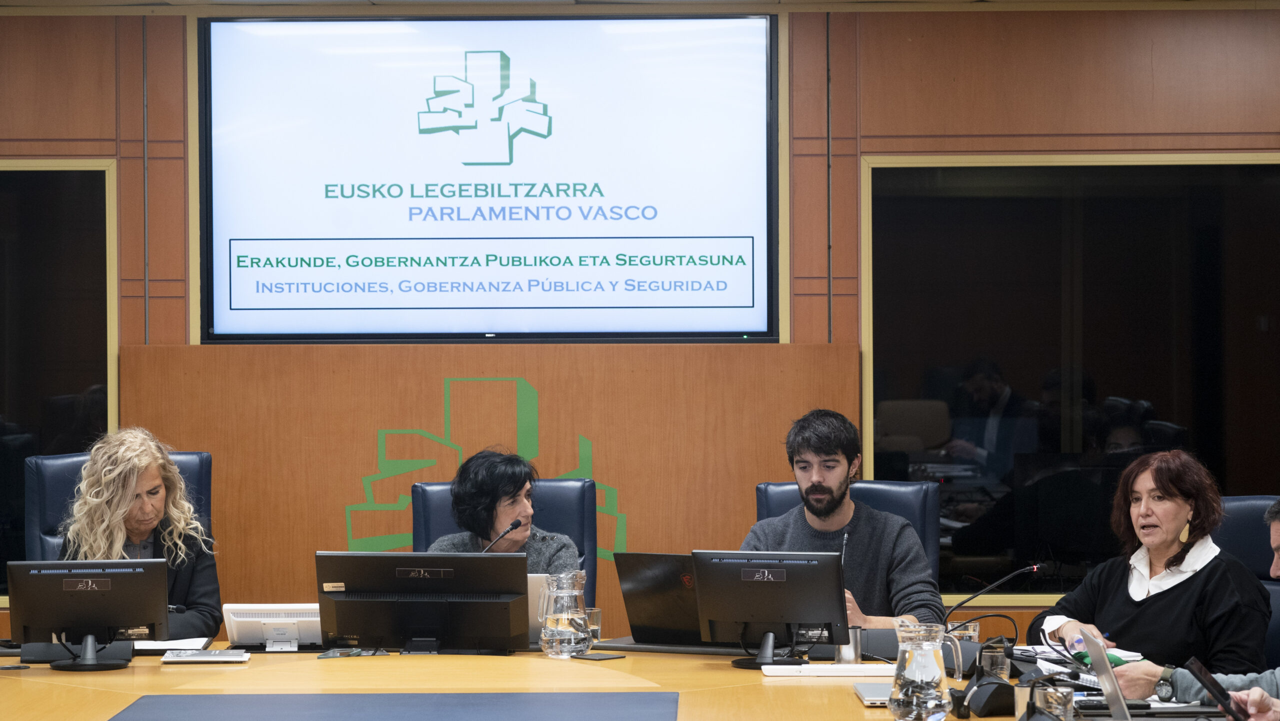 Mantxola eta Eskisabel Eusko Legebiltzarrean, gaur. EUSKO LEGEBILTZARRA