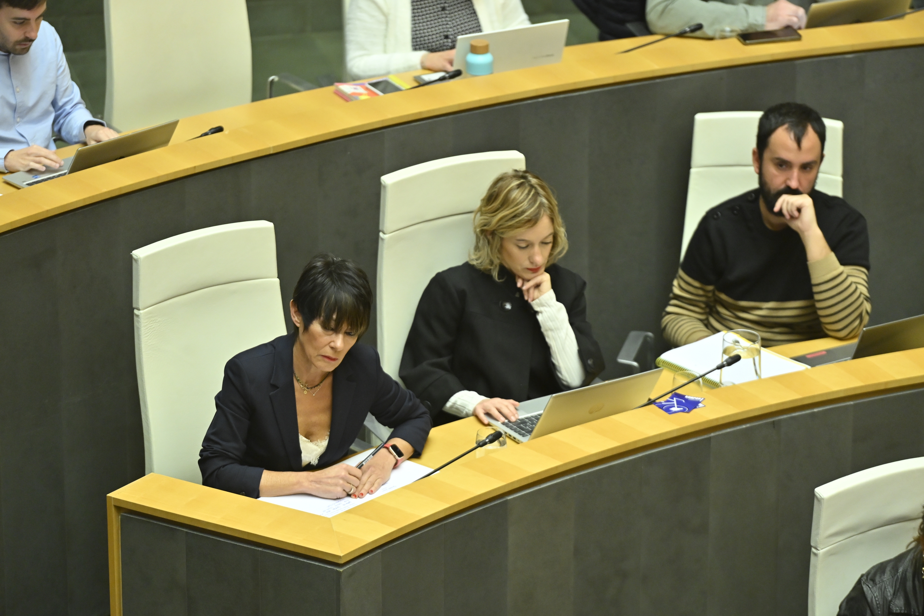 Maddalen Iriarte EH BIlduko bozeramailea eta taldeko beste batzarkide kide batzuk. GORKA RUBIO / FOKU