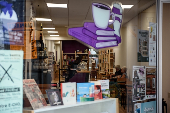 (ID_15041696) (Guillaume Fauveau/EZEZAGUNA) Ã Hasparren, la librairie-café et\'abar gérée par Aines Hariztoi, ici le samedi 7...