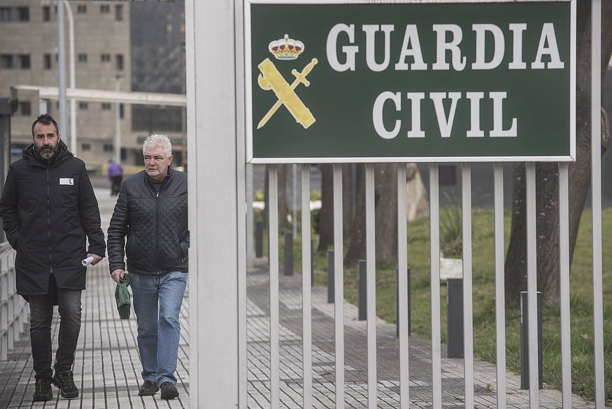 Antton Lopez Ruiz Intxaurrondoko polizia etxetik irtetzen, urtarrilaren 22ko atxiloketen ostean, Donostian. JABOGA MANTEROLA / FOKU