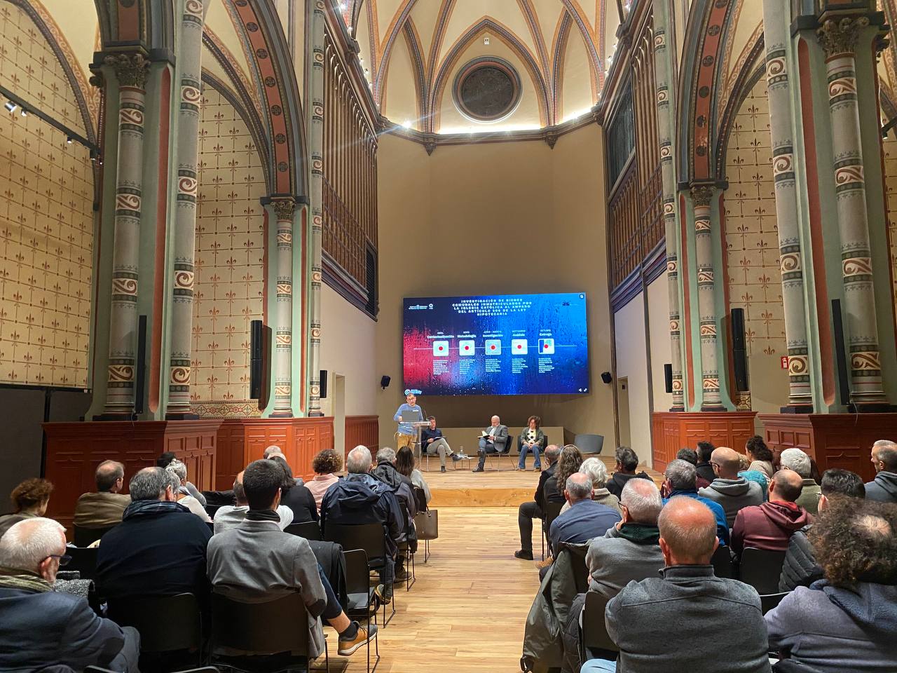 Gaurko informazio saioa, Iruñeko salestarren komentuan. Alex Duro, Xabier Alkuaz, Jose Mari Aierdi eta Miren Eseberri ikerlanaren berri ematen. BERRIA