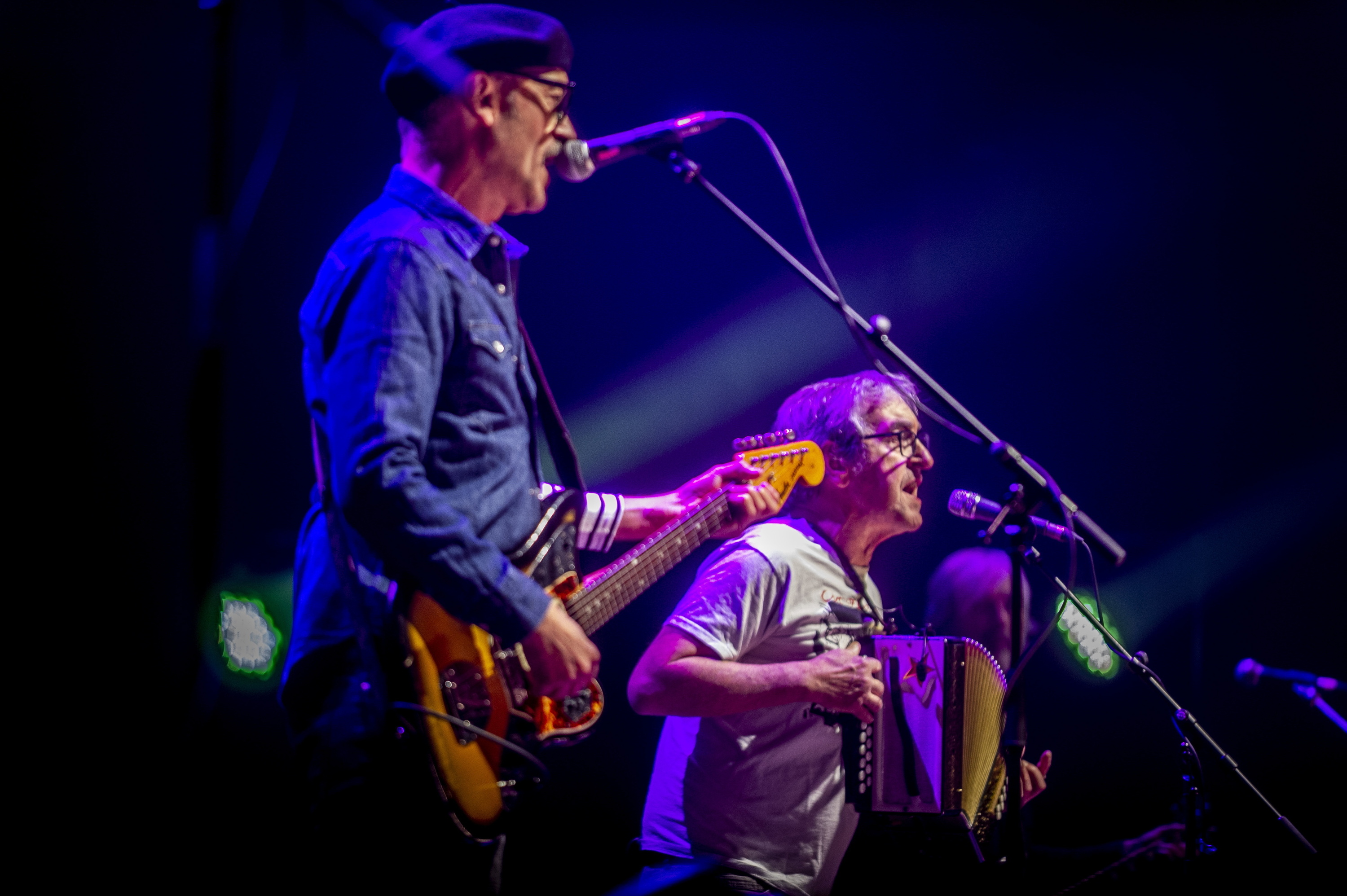 Hertzainak taldeko Gari eta Josu Zabala, 2023ko urtarrilaren 6an Gasteizen egindako kontzertuan. JAIZKI FONTANEDA / FOKU