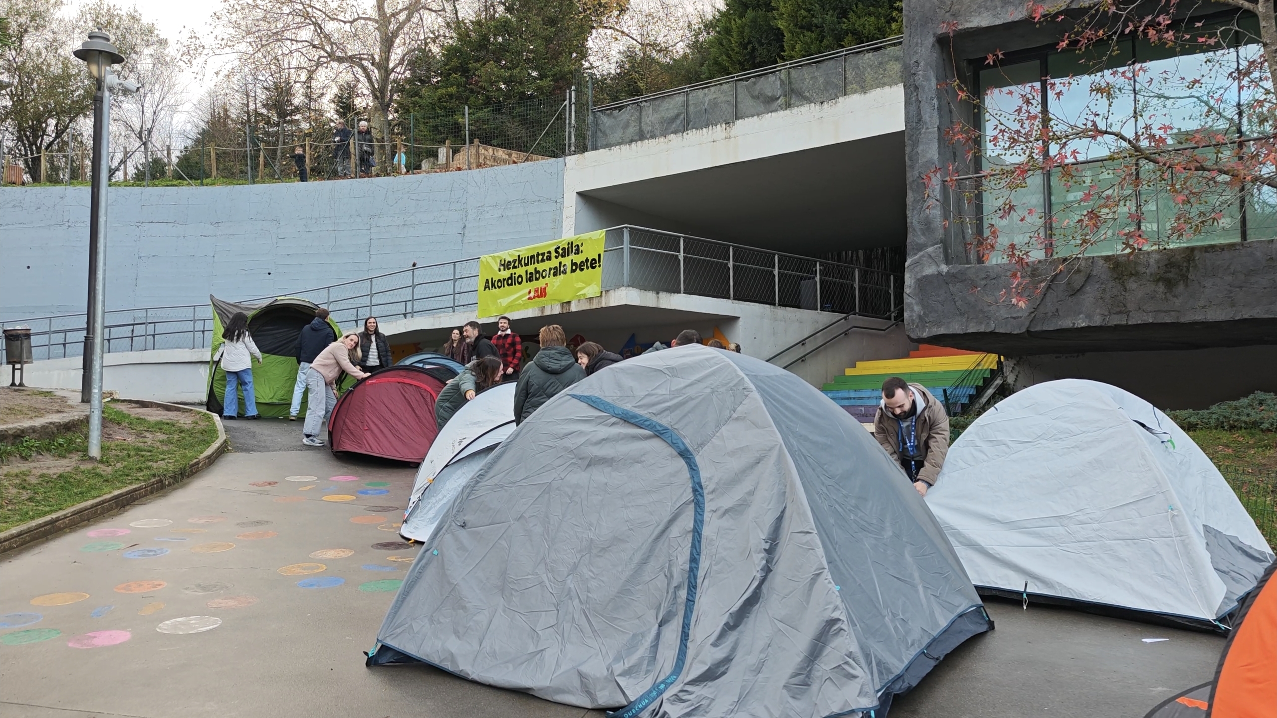 27 ikastolatan ari dira itxialdiak egiten; irudian, Abusukoa, Bilbon. LAB SINDIKATUA