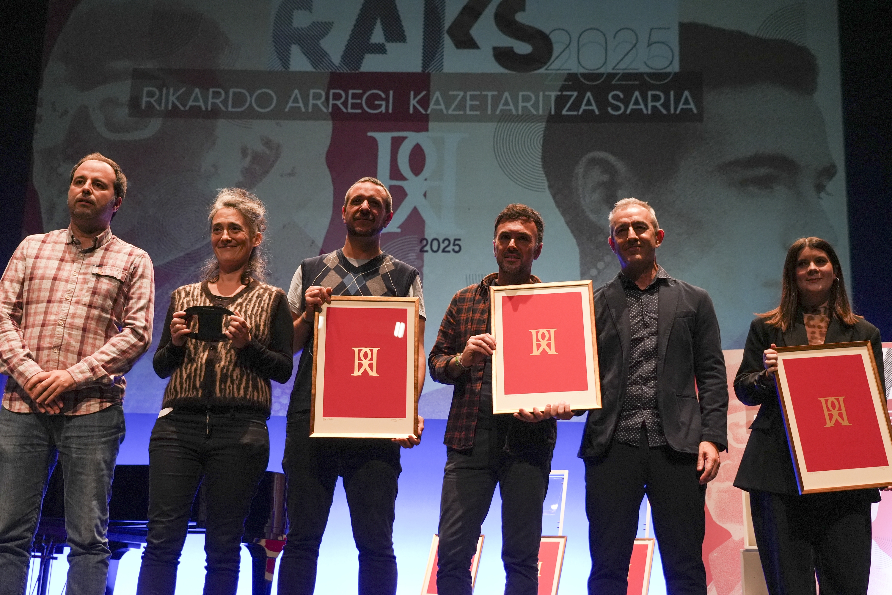 Kazetaritzako Rikardo Arregi saria eskuratzeko hautagaiak; Berhokoirigoin izan da irabazlea, eskerretik bigarrena. JAGOBA MANTEROLA / FOKU