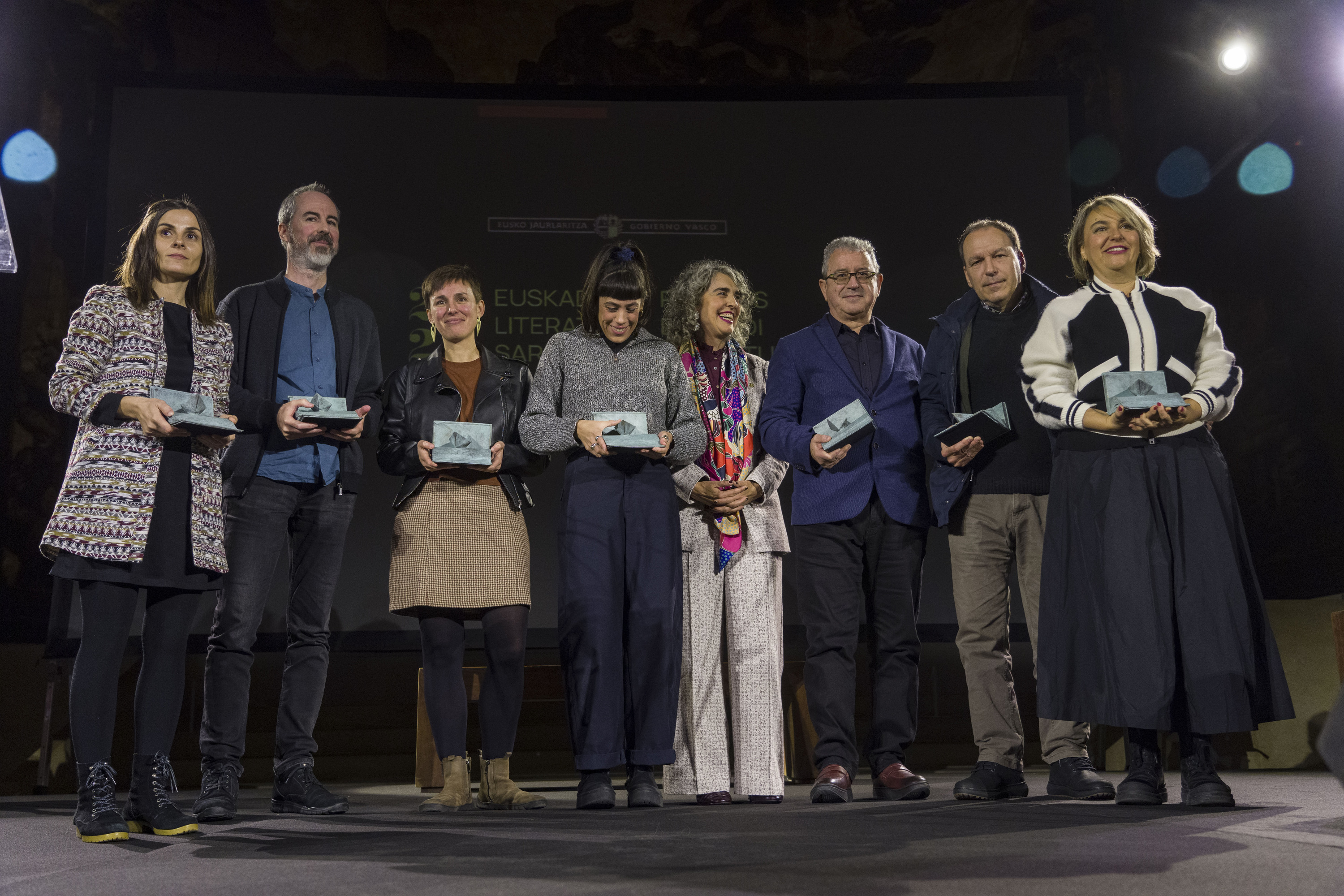 Aurtengo Euskadi sariak irabazi dituzten egileak, Ibone Bengoetxea Eusko Jaurlaritzako lehendakariordearekin. JON URBE / FOKU