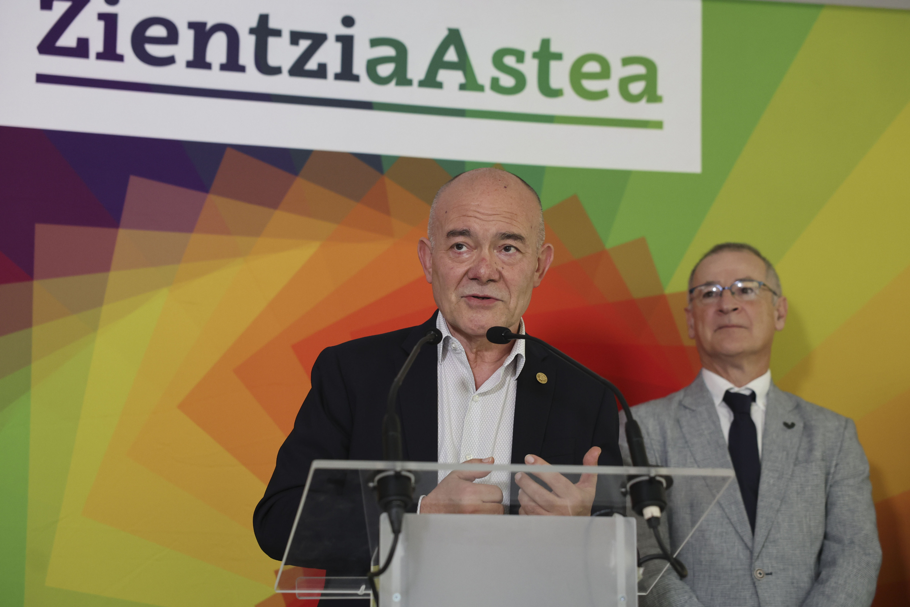 Juan Ignacio Perez Iglesias eta Joxerramon Bengoetxea, azaroaren 5eko ekitaldi batean. LUIS TEJIDO / EFE