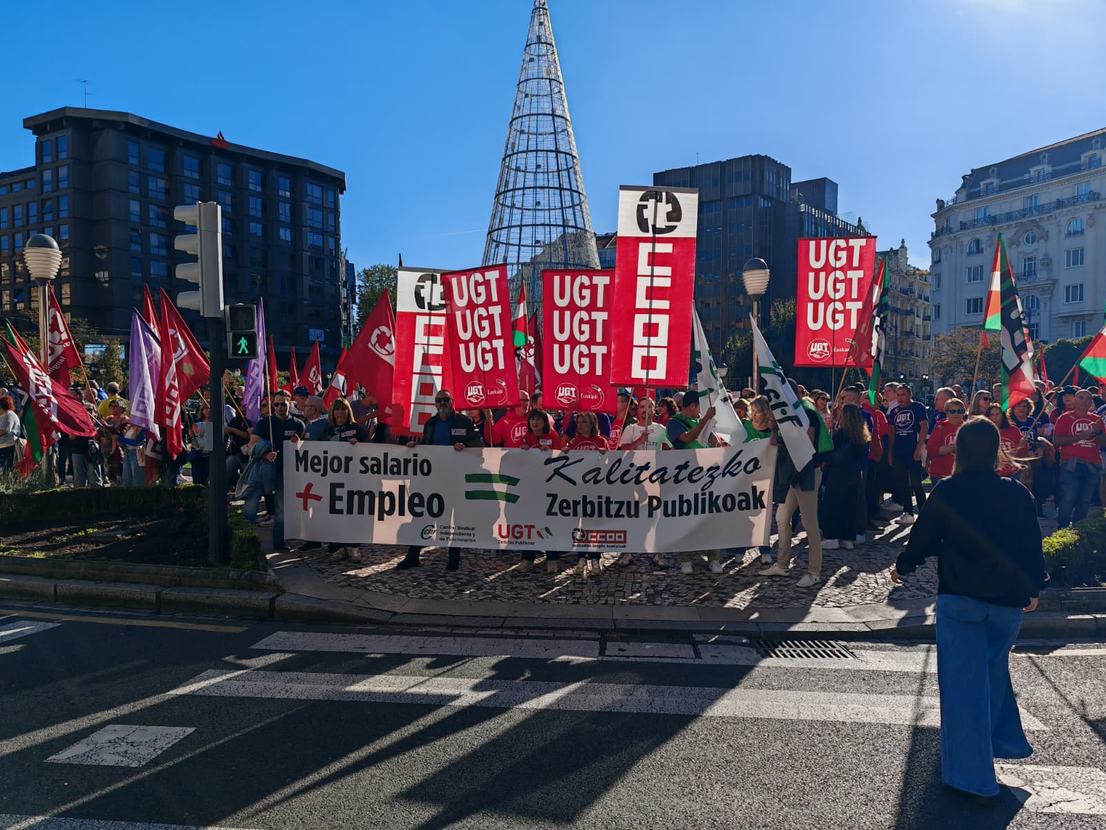 CCOO eta UGT sindikatuetako kideak, negoziazioak hasi aurretik Bilbon egindako protesta batean. BERRIA