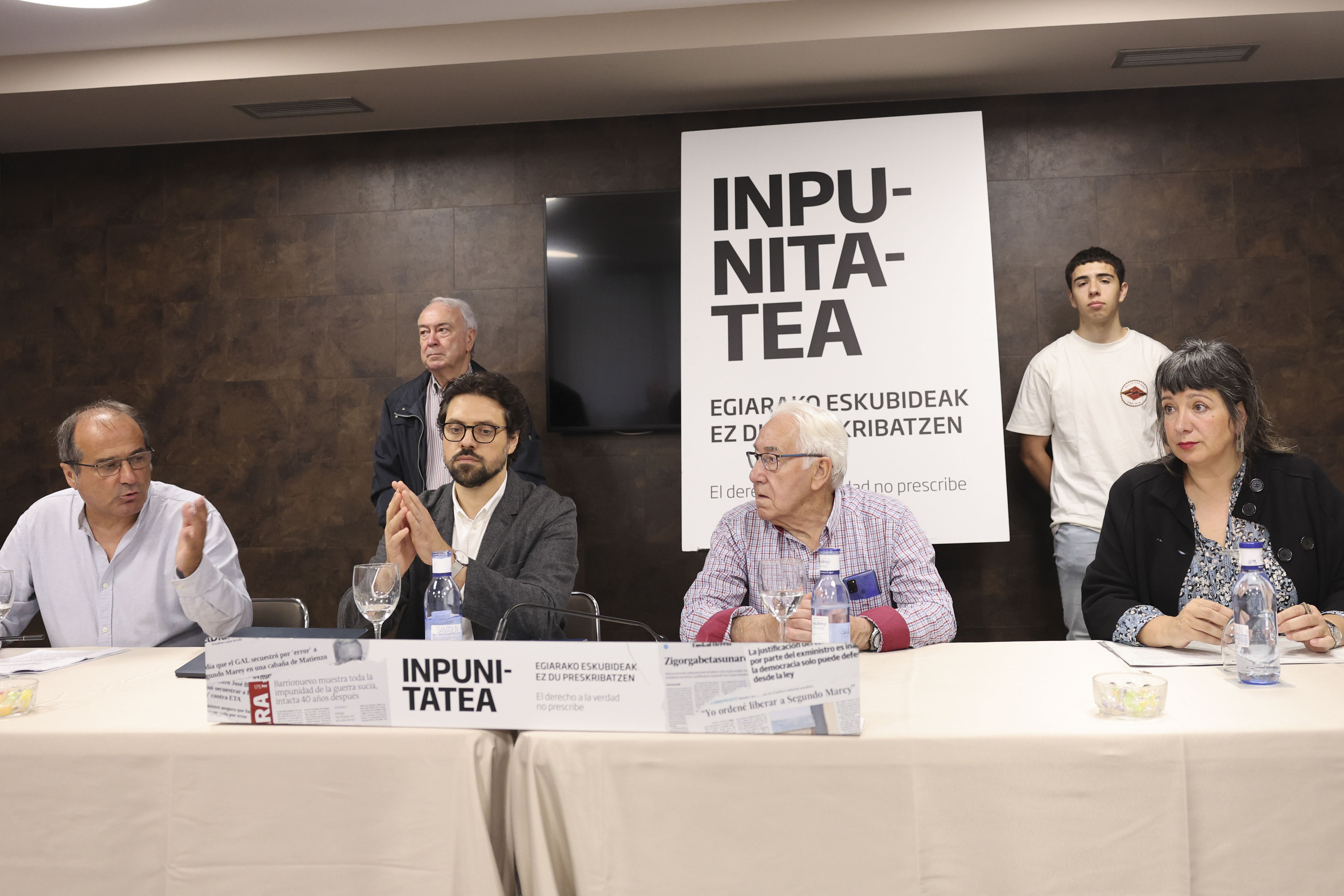 Raul Fuentes Villotaren abokatua, GEBehatokiako kideak eta senideak, NBEren ebazpena argitaratu ostean, apirilean. LUIS TEJIDO / EFE