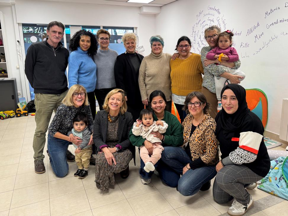 Maite Peña Gipuzkoako Foru Aldundiko Zainketa eta Gizarte Politiketako diputatua eta Eider Mendoza diputatu nagusia, atzo, Arrats elkartean. Maite Peña Gipuzkoako Foru Aldundiko Zainketa eta Gizarte Politiketako diputatua eta Eider Mendoza diputatu nagusia, atzo, Arrats elkartean.