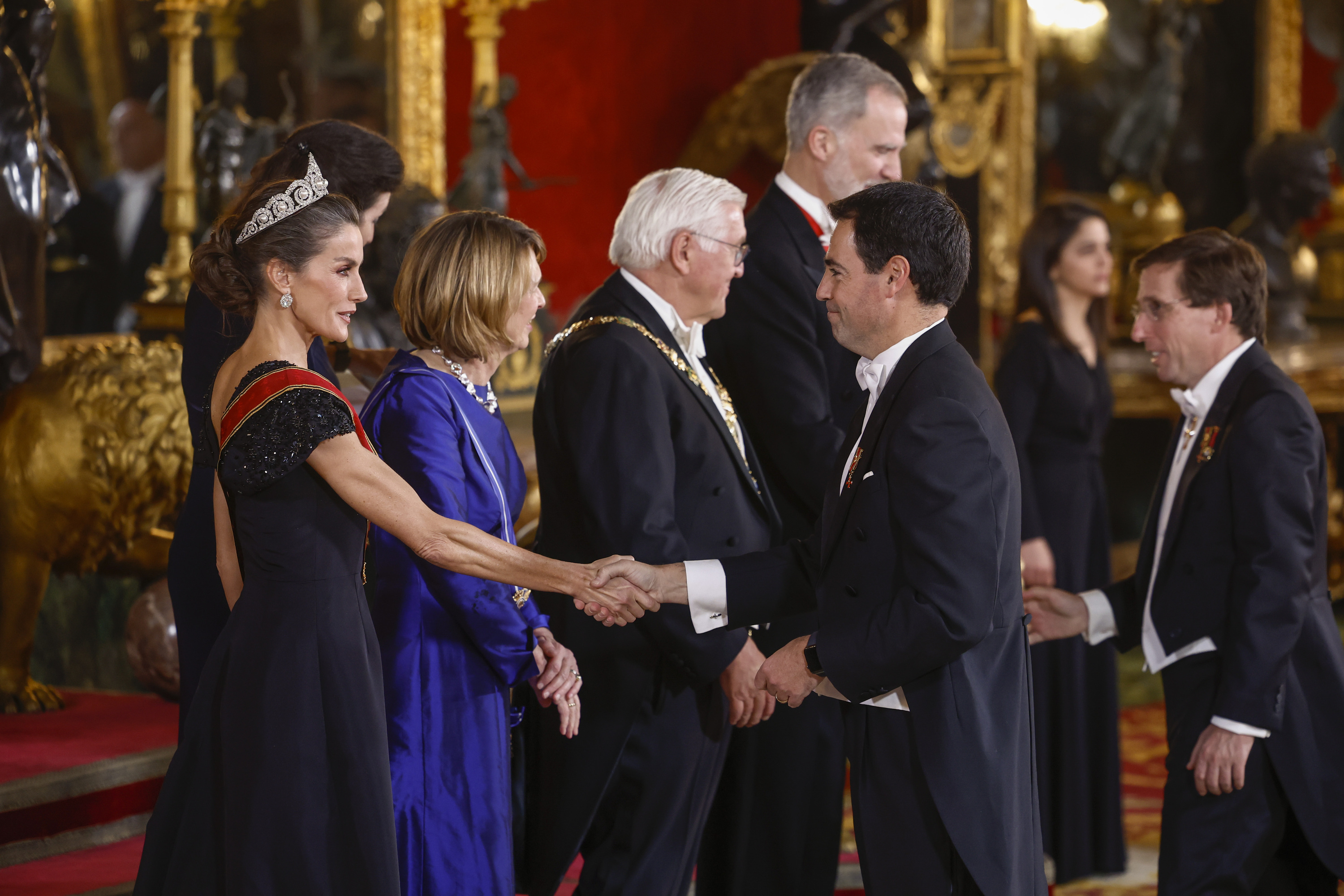 Imanol Pradales Eusko Jaurlaritzako lehendakaria, atzo, Borboikoak agurtzen, Madrilen. DANIEL GONZALEZ / EFE