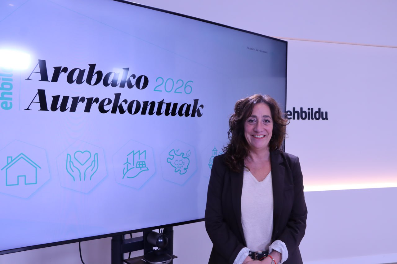 Eva Lopez de Arroiabe EH Bilduren bozeramailea, gaurko agerraldian. EH BILDU