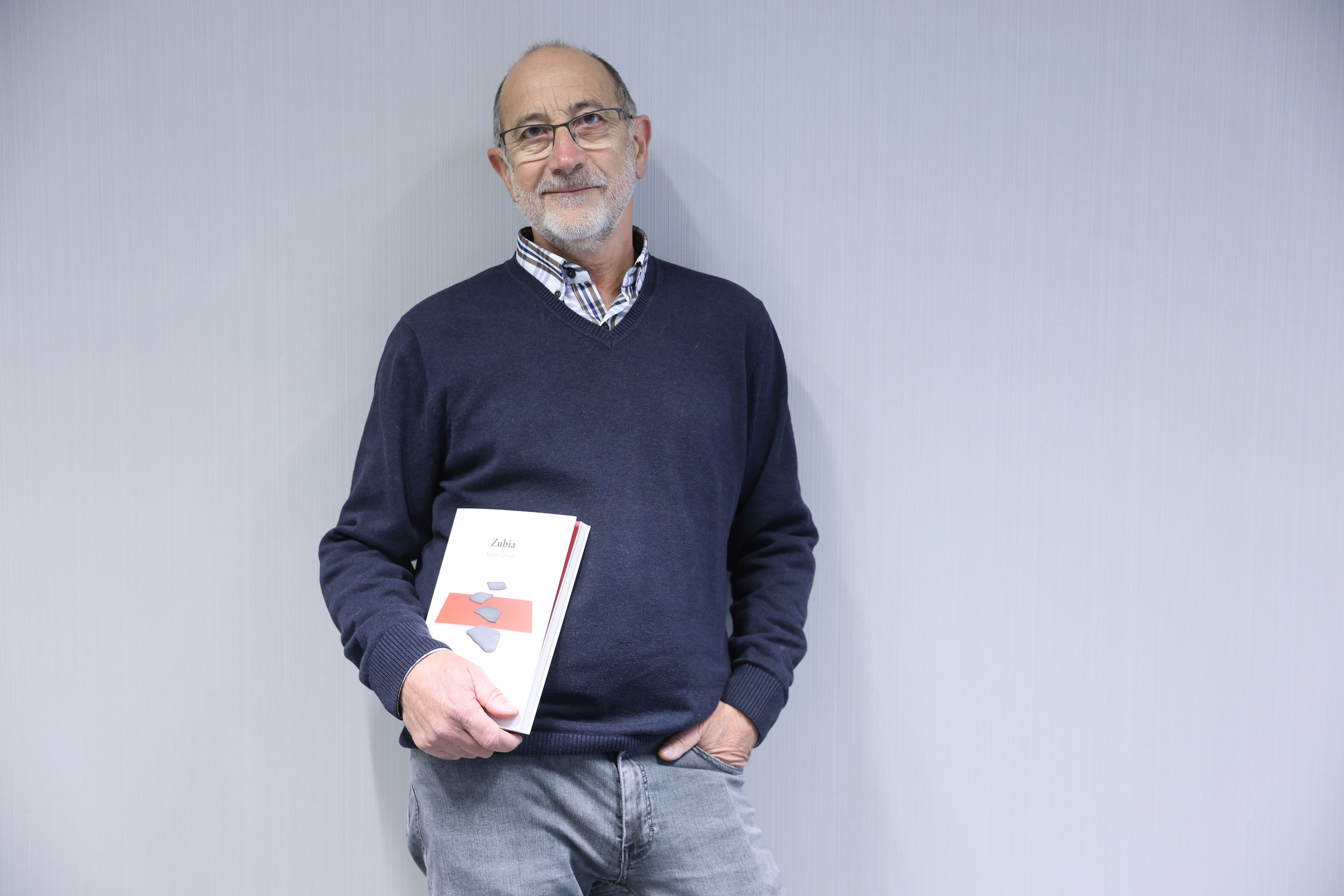 Kepa Larrea idazlea, Bilbon, bere nobela eskuetan duela. OSKAR MATXIN EDESA / FOKU