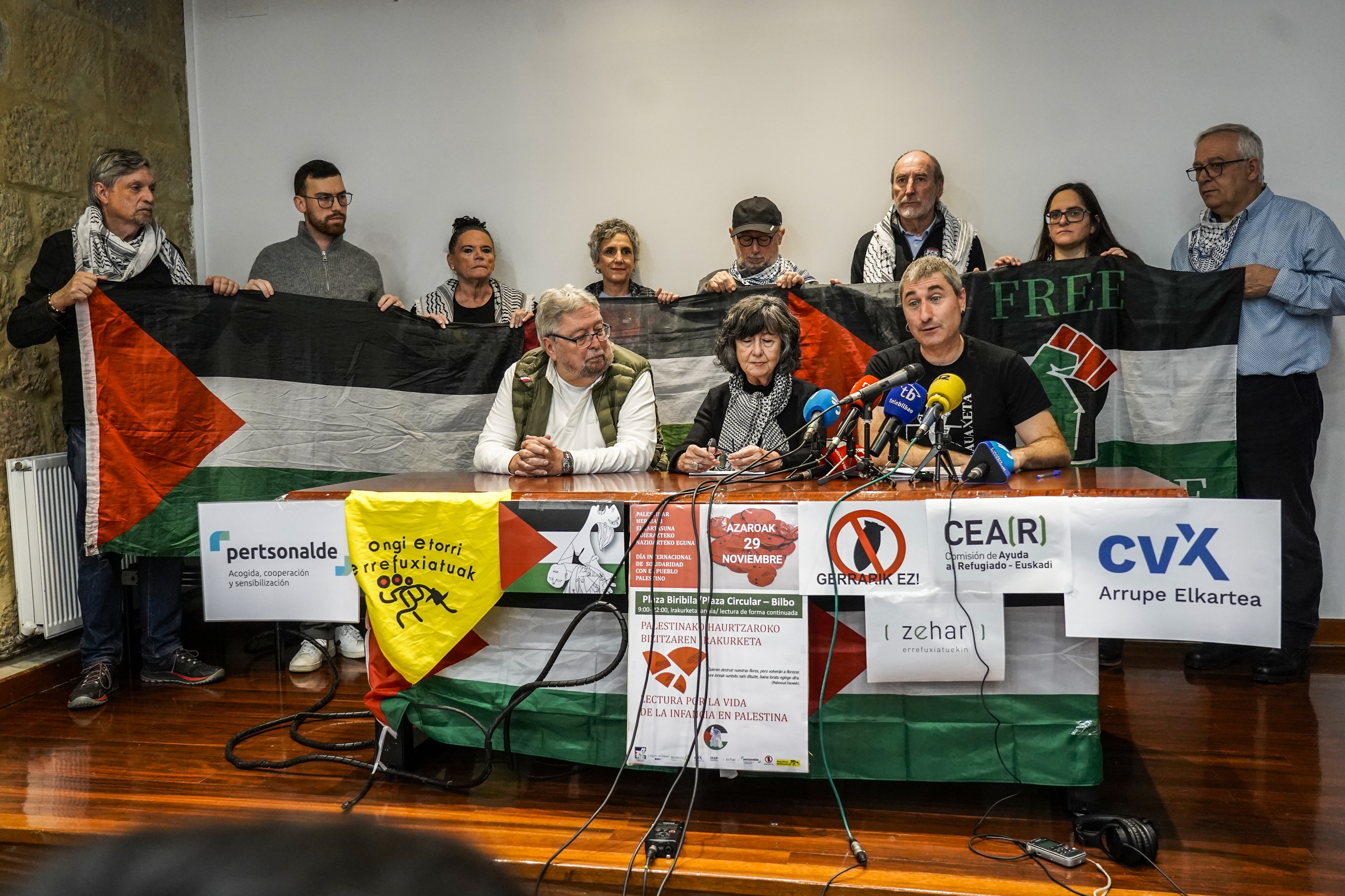 Ekitaldiaren antolatzaileak, gaur, Bilbon. MARISOL RAMIREZ / FOKU