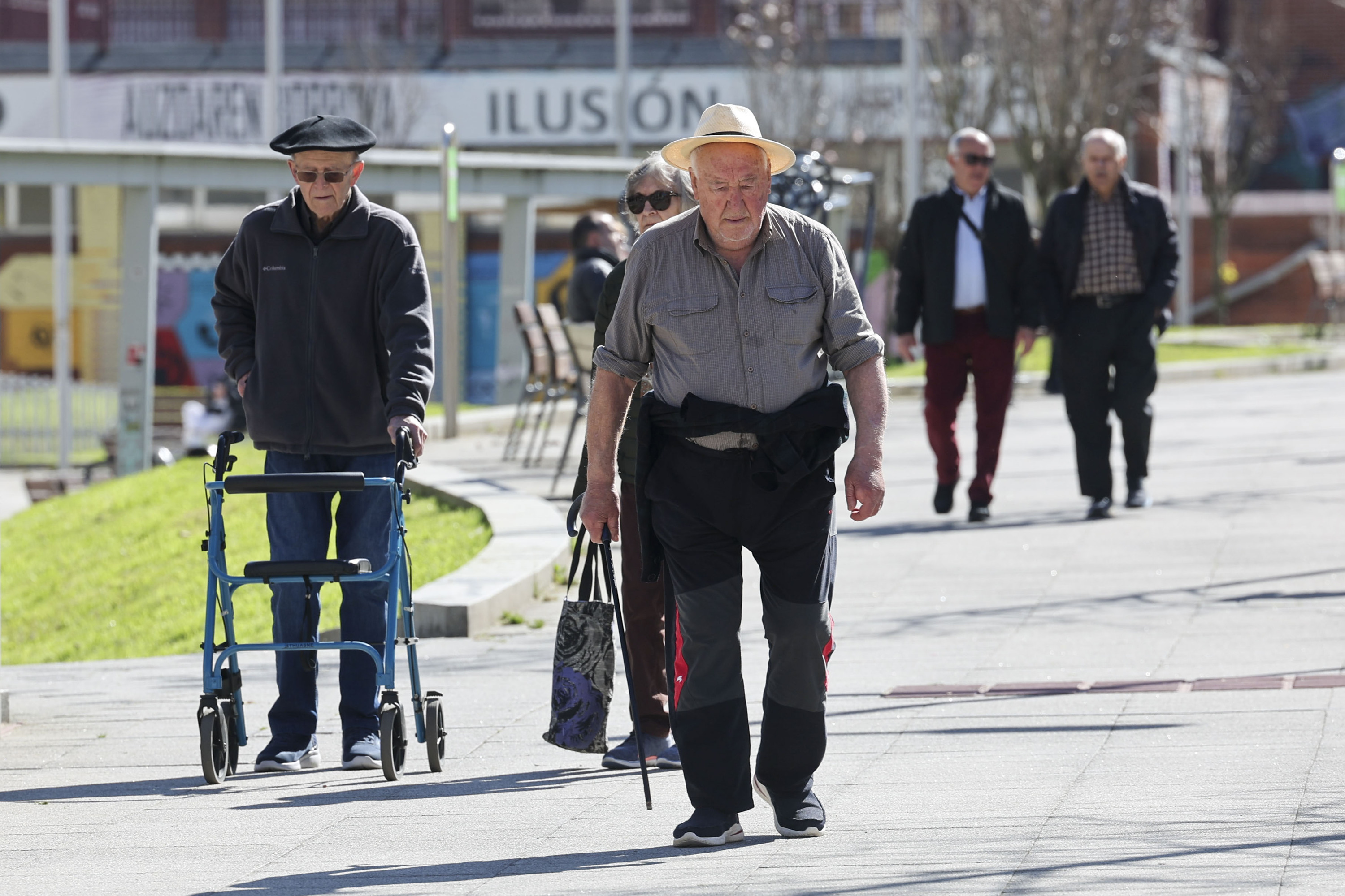 Erretiratuak paseatzen Bilboko parke batean. LUIS TEJIDO / EFE