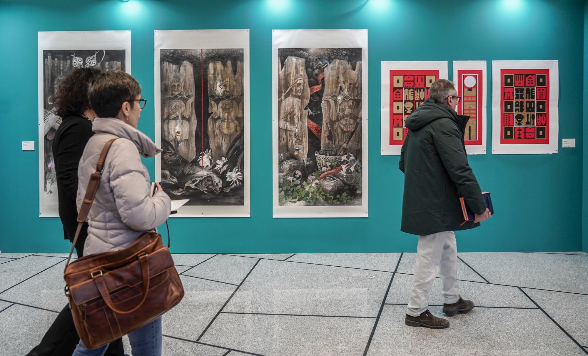 Bisitariak grabatuaren eta paper gaineko artearen azokan, herenegun, Bilboko Euskalduna jauregian. Hondoan, Huang Shuching eta Liao Shiouping artisten lanak. MARISOL RAMIREZ / FOKU