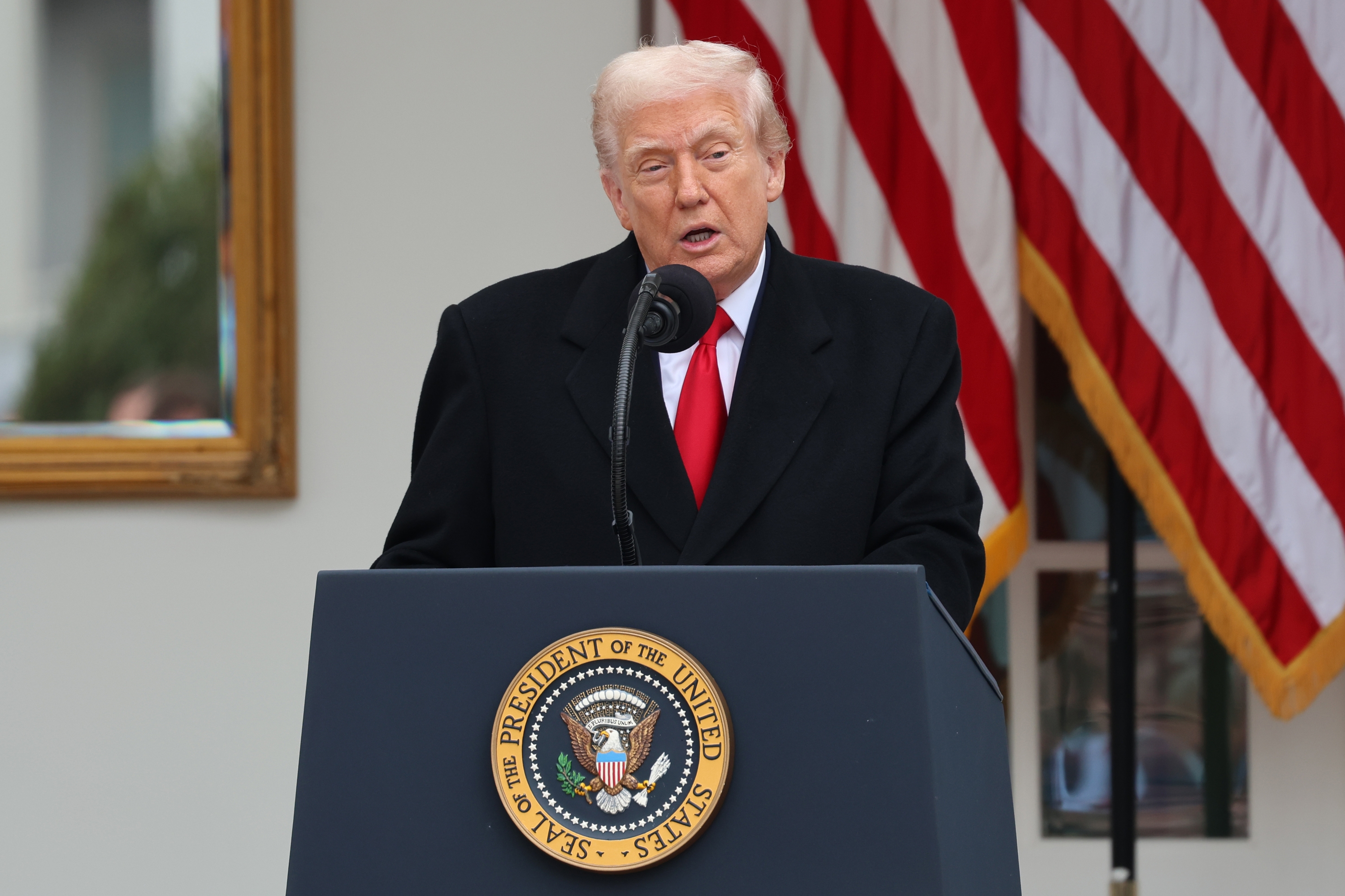 Donald Trump, Eskerrak Emateko Egunean egindako agerraldi instituzionalean. OCTAVIO GUZMAN / EFE