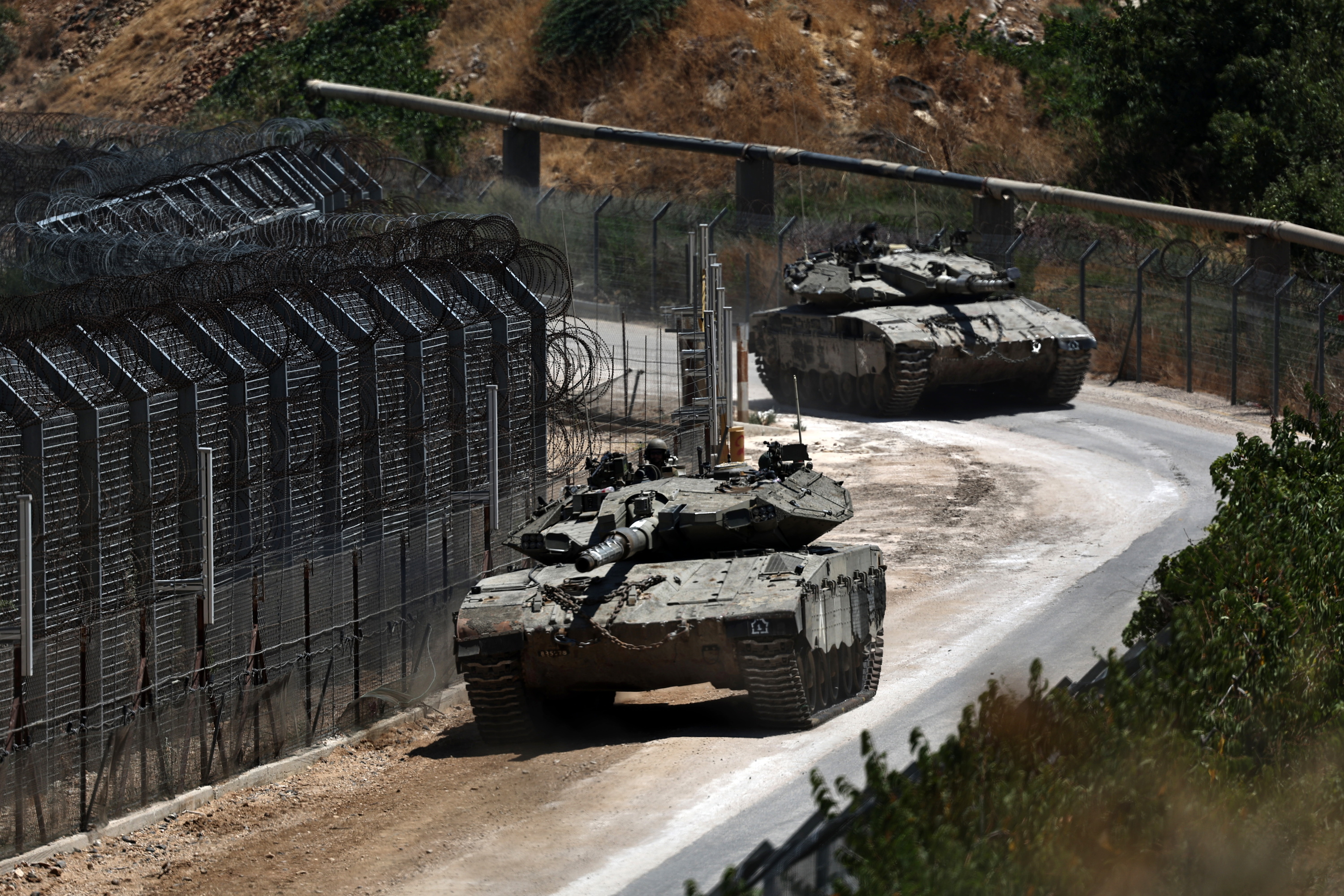 Israelgo armadaren bi tanke Golango gainetan, aurreko uztailean. ATEF SAFADI / EFE