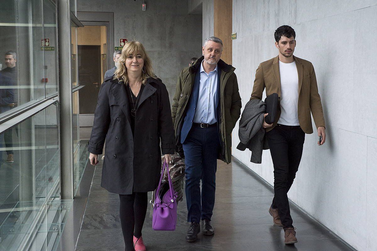 Ana Ollo torturaren ikerketari buruzko agerraldira bidean, Nafarroako Parlamentuan. IñIGO URIZ, FOKU