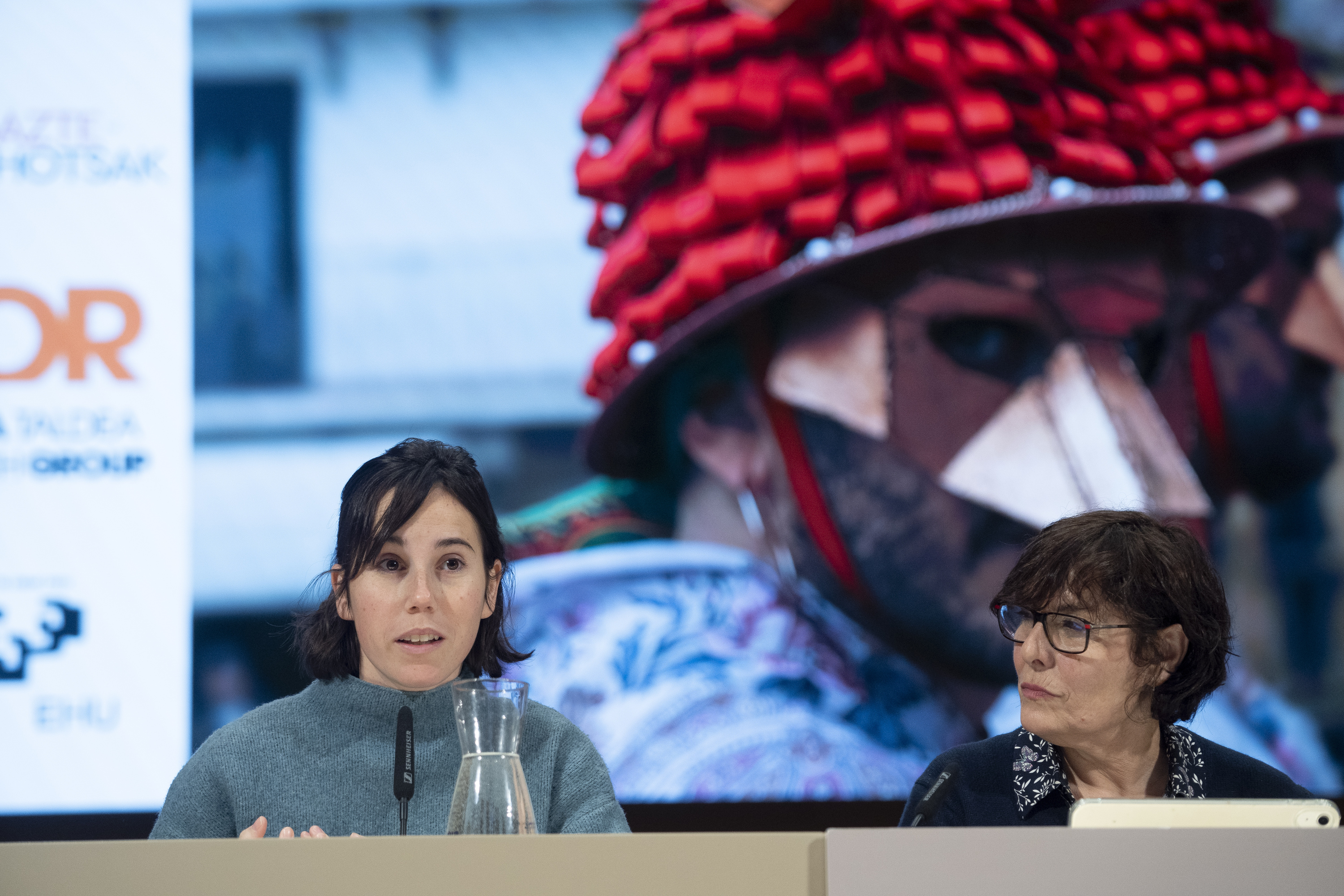 EHUko ikerlari Samara Velte eta Agurtzane Elordui, gaurko aurkezpenean, Iruñean. IÑIGO URIZ / FOKU