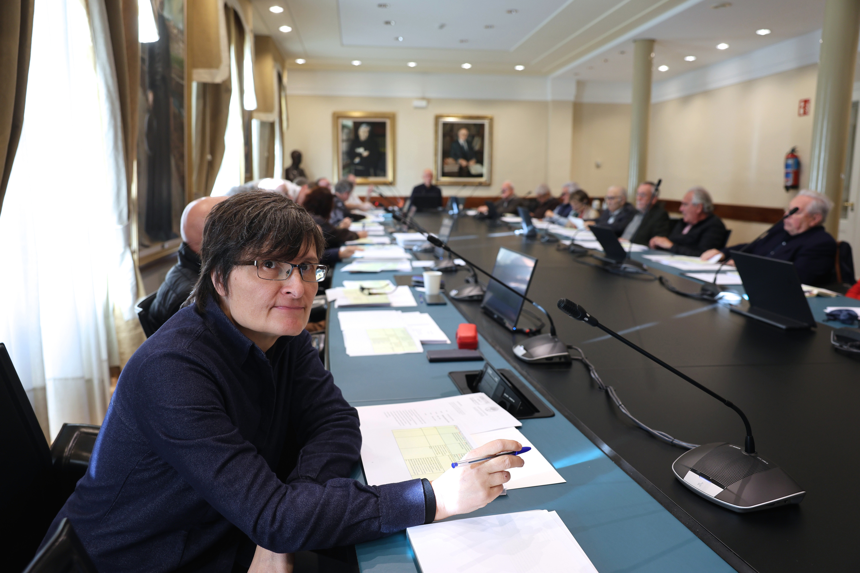 Irene Arrarats Lizeaga, gaur, Bilbon, euskaltzain oso izendatu duten Euskaltzaindiaren osoko bilkuran. OSKAR MATXIN EDESA / FOKU