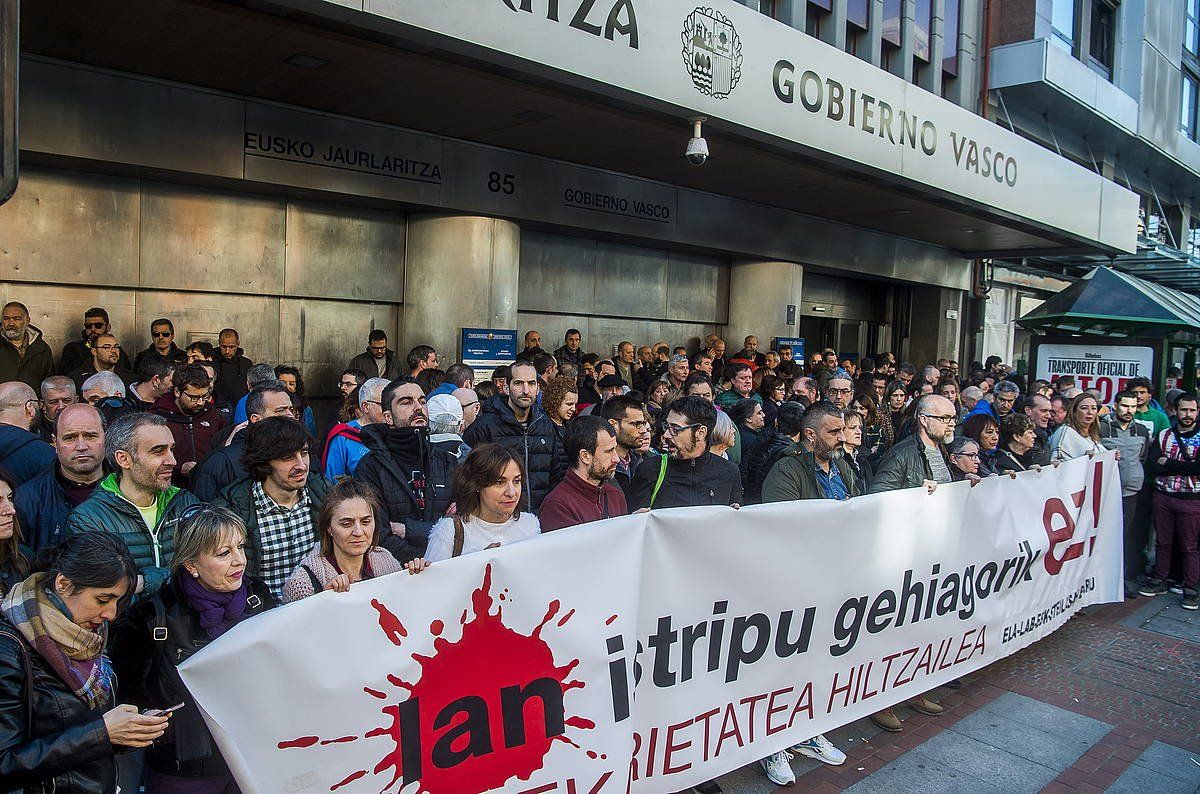 Lan istripuak salatzeko elkarretaratzea Bilbon. Otsail hasierako argazkia. LUIS JAUREGIALTZO / FOKU