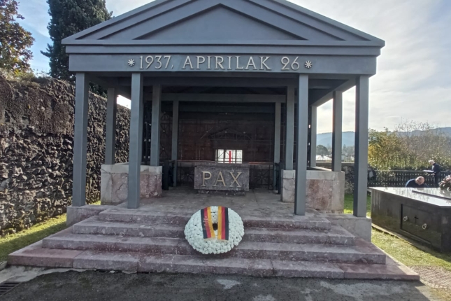 Alemaniak biktimei eskainitako lore sorta, Gernikako hilerrian. BERRIA Alemaniak biktimei eskainitako lore sorta, Gernikako hilerrian. BERRIA