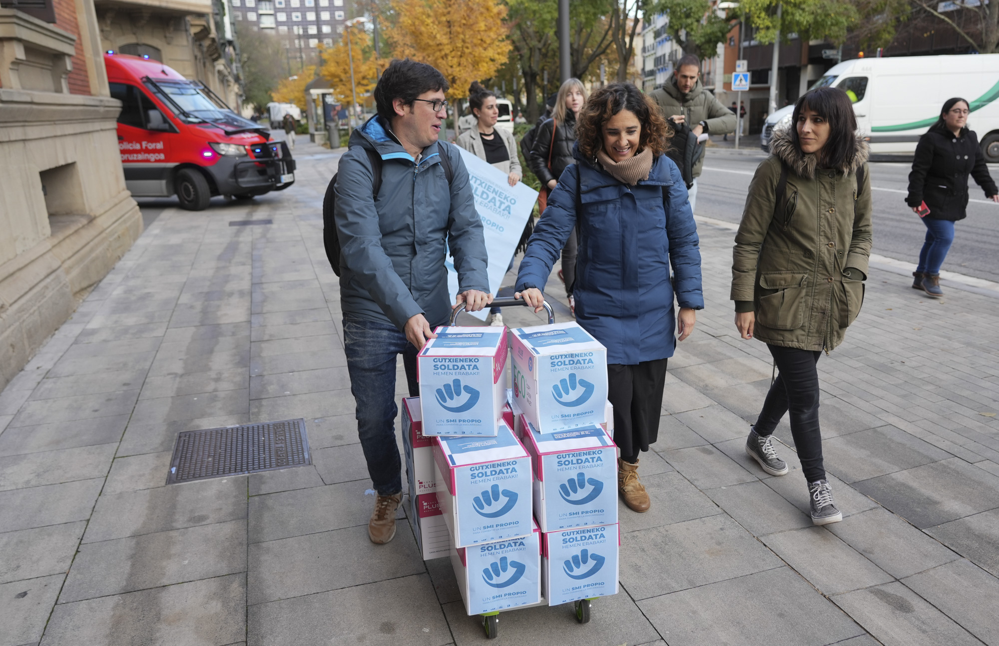 ELA, LAB, ESK, Steilas, Etxalde eta Hiruko ordezkariak, parlamentuaren atarian, ostiral honetan. JAGOBA MANTEROLA / FOKU