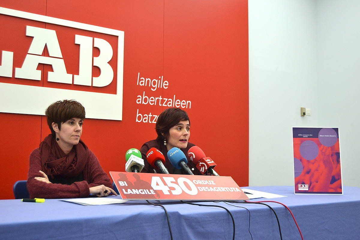 Izaskun Garcia LABeko Antolaketa idazkaria eta Garbiñe Aranburu idazkari nagusia, astearte honetan Bilbon eginiko agerraldian. LAB