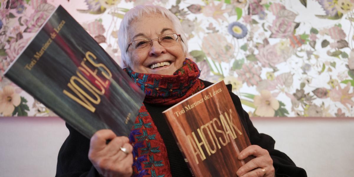 Toti Martinez de Lezea 'Ahotsak' liburuaren aurkezpenean, Donostian. JON URBE / FOKU