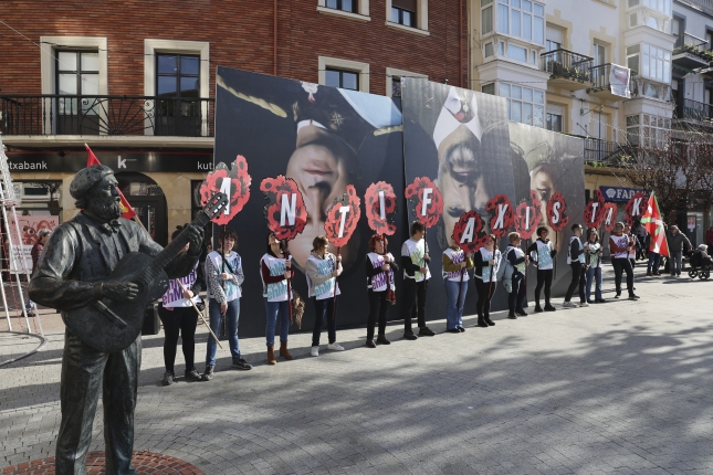Erregearen kontra egindako protesta, EH Bilduk antolatuta. LUIS TEJIDO / EFE Erregearen kontra egindako protesta, EH Bilduk antolatuta. LUIS TEJIDO / EFE