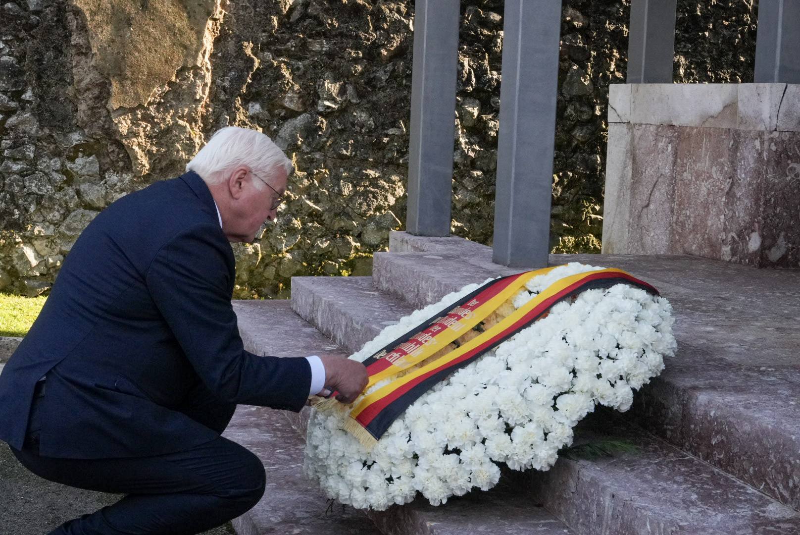 Steinmeier, Gernikako hilerrian egindako ekitaldian, gaur goizean. GERNIKAKO UDALA