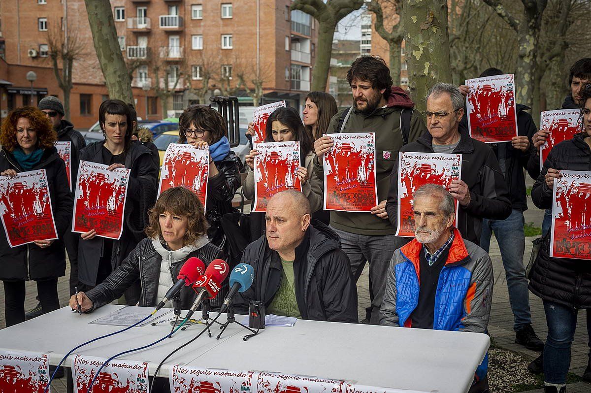 ELA, LAB, ESK eta STEILAS sindikatuek agerraldia egin dute Gasteizen, Martxoak 3 elkartearekin batera. JAIZKI FONTANEDA / FOKU