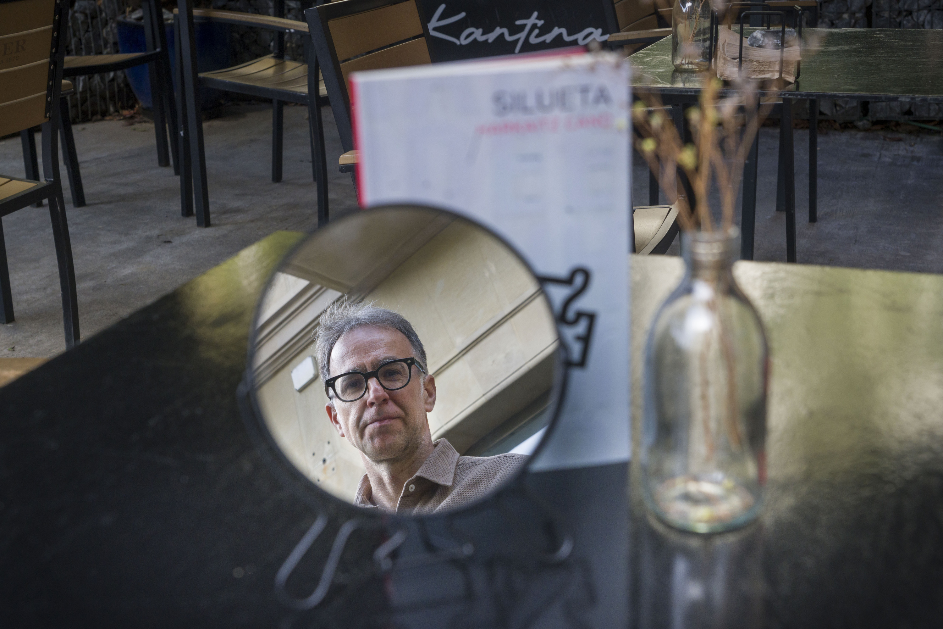 Harkaitz Cano idazlea ispiluan, 'Silueta' bere nobela berria atzean duela, Donostian. JON URBE / FOKU