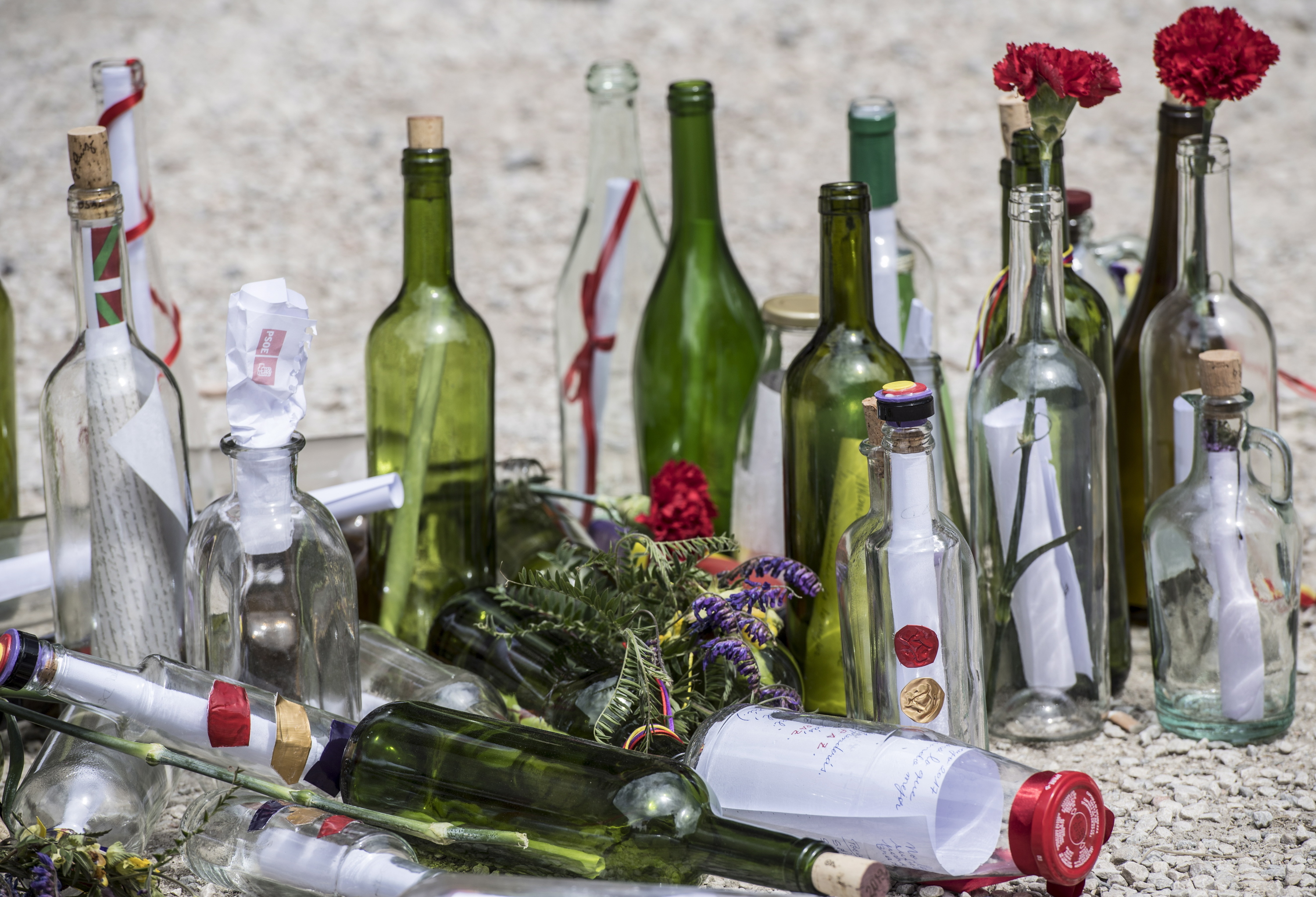 Ezkabako presoei egindako omenaldi bat, 2017an. Botiletan sartu zituzten hango hilerrian lurperatutakoen datuak. JAGOBA MANTEROLA / FOKU