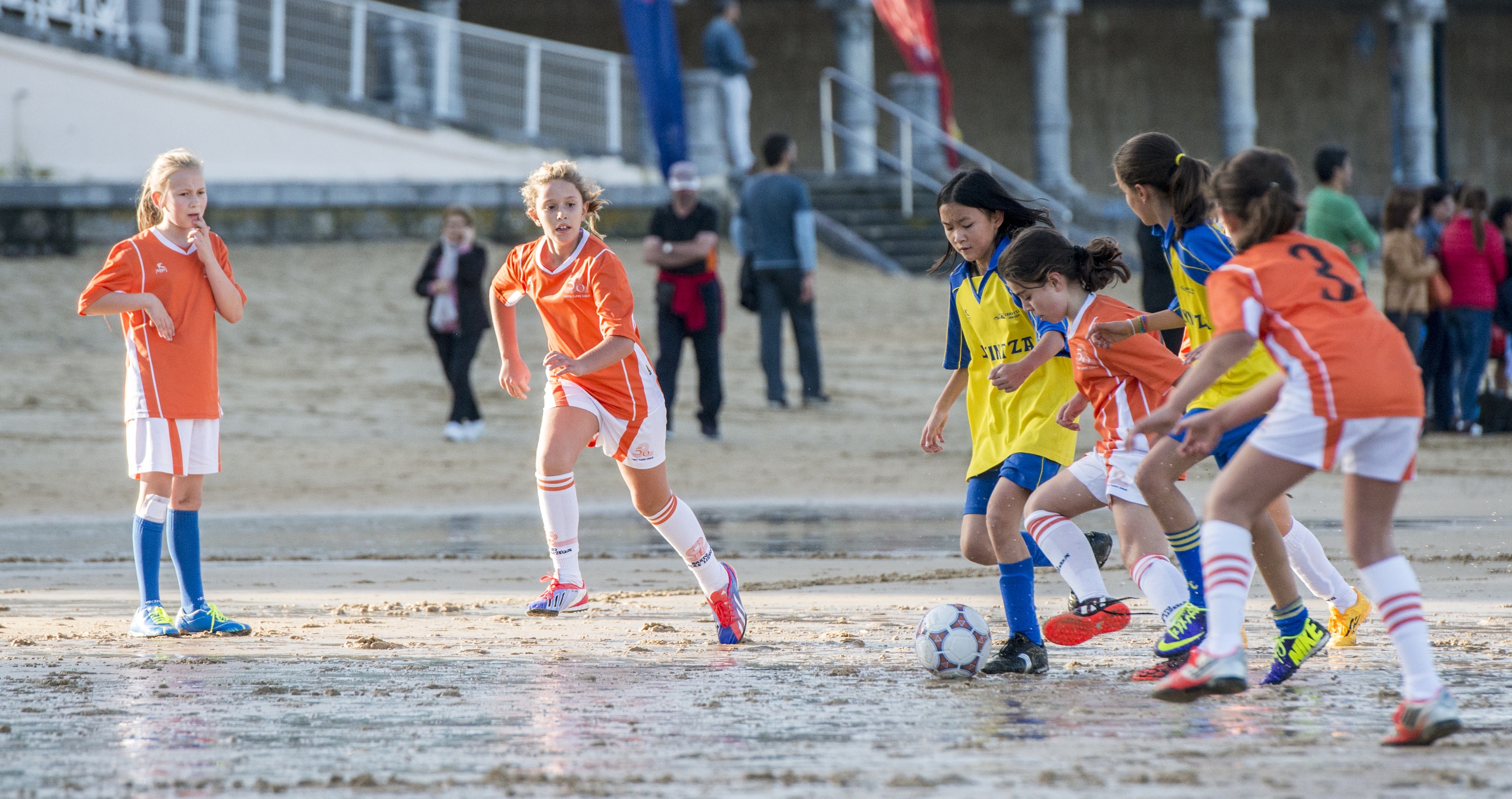 Umeen futbol partida bat, Donostiako Kontxa hondartzan. FOKU