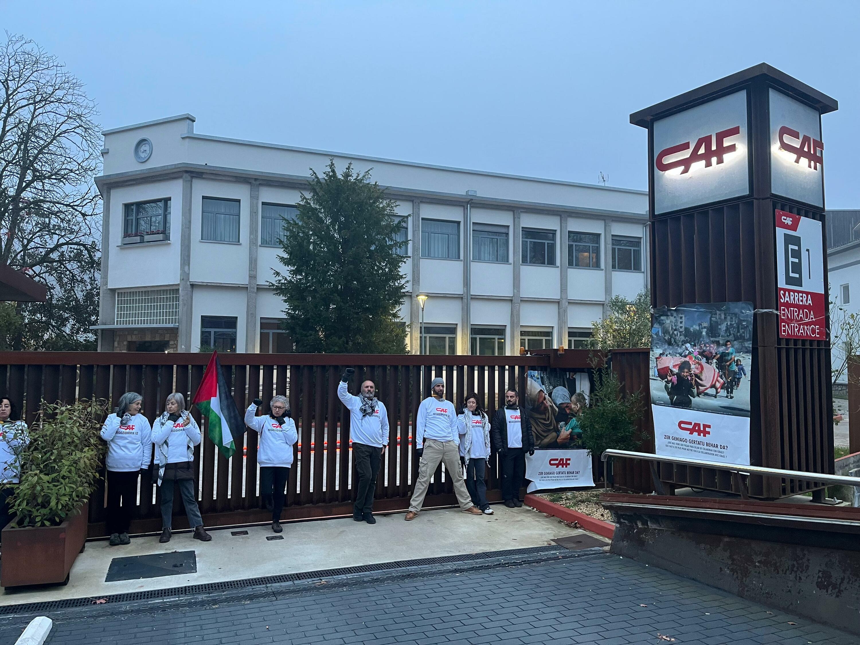 Ekintzaileak CAFen Beasaingo egoitza magusiaren atarian kateatuta, goizean. IRATI URDALLETA